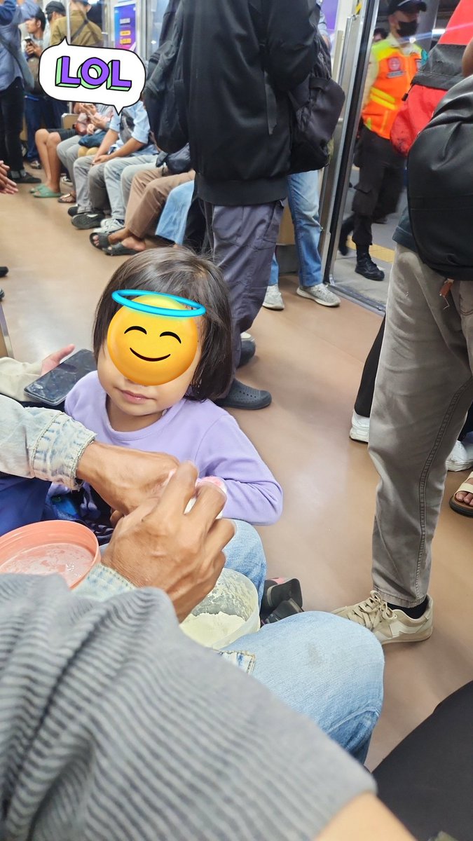 kejadian lucu malem ini di krl.

ada anak kecil ngambek karena udah ga betah di kereta. bapaknya berusaha ngelawak pake lawakan khas bapak-bapak supaya anaknya baikan. eh, anaknya malah makin ngambek, bapaknya ketawa sendiri sama lawakannya, saya juga ikutan😆