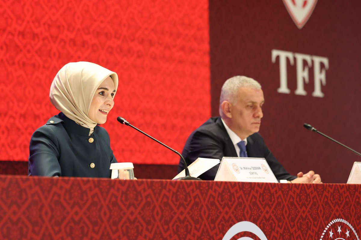 Aile Yılı kapsamında Türkiye Futbol Federasyonu ile anlamlı bir iş birliğine imza attık.

Sporun kapsayıcı ve dönüştürücü gücüyle toplumun her kesimine ulaşacak; çocuklarımızı, kadınları, engellileri ve yaşlılarımızı aynı tribünde buluşturacağız.

Koruyucu ailelere, şehit ve gazi