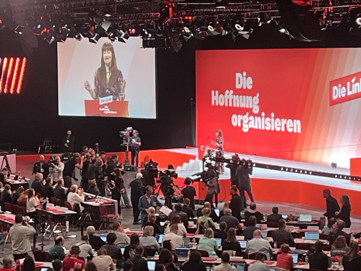 Mario_Kubina's tweet image. „Die Linke ist zurück“: @HeidiReichinnek freut sich beim Parteitag von @dieLinke über das starke Abschneiden bei der #btw25 und macht klar: Die Partei ist „kompromisslos“ gegen Aufrüstung und für eine andere Wirtschaftsform. @ARD_BaB @br24
