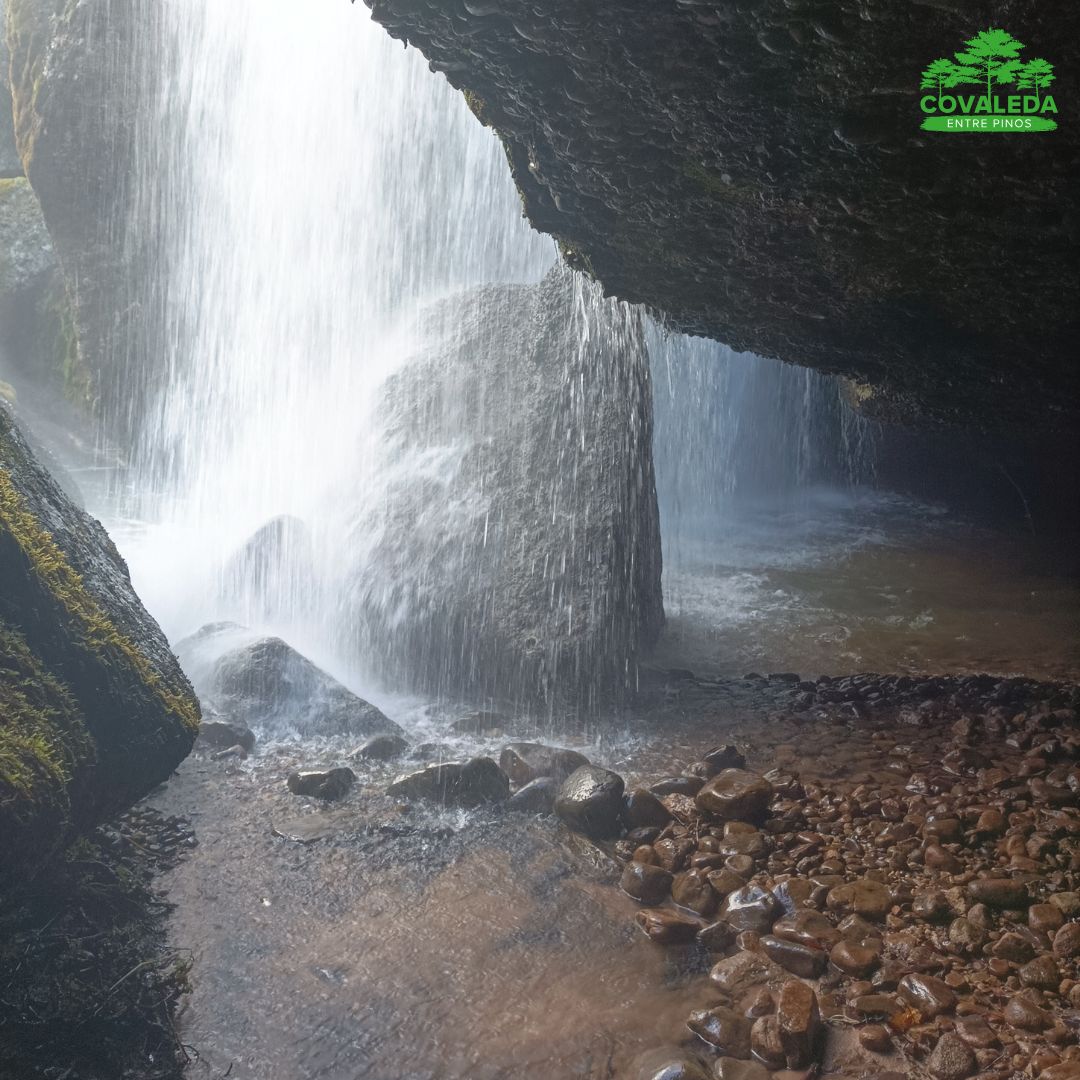 La Cascada de la Mina del Médico, ubicada en Covaleda (Soria), es un rincón natural de gran belleza, especialmente en primavera, cuando el caudal de agua es abundante y el entorno se muestra en todo su esplendor. Esta cascada, de aproximadamente 8 metros de altura,