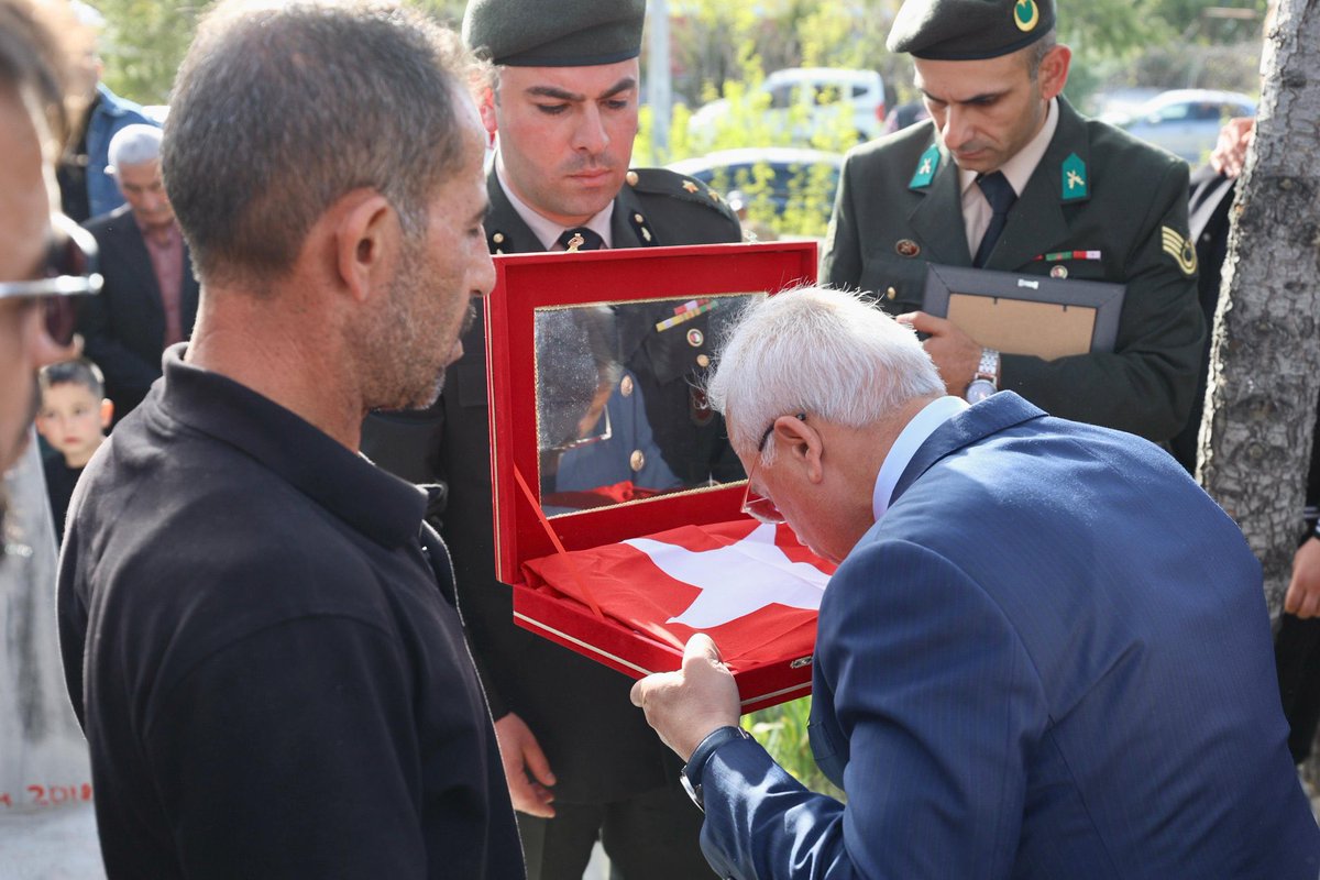 alitilkici38's tweet photo. Van 6.Hudut Tugay Komutanlığı emrinde görevli iken Askeri araç ile  kazada P.Uzm.Çvş. Gökhan Dal vefat etmiştir.(Şehitlik işlemleri için idari tahkikat sonucu beklenmektedir)
Ruhu şad mekanı cennet olsun.
Acılı Ailesine rabbim sabır ihsan eylesin.
Kahraman Camiamızın,Aziz Milletimizin başı sağolsun.
#UzmanÇavuş
@TEMUD_2024