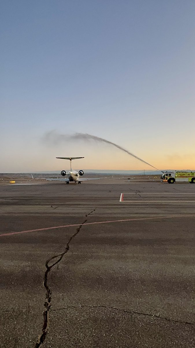 United takes off in FMN….#NewService <a href="/jacquikey/">Jacqui</a> <a href="/ORDflier/">Dan McMahan</a> <a href="/Westcoastmike1/">West Coast Mike</a>