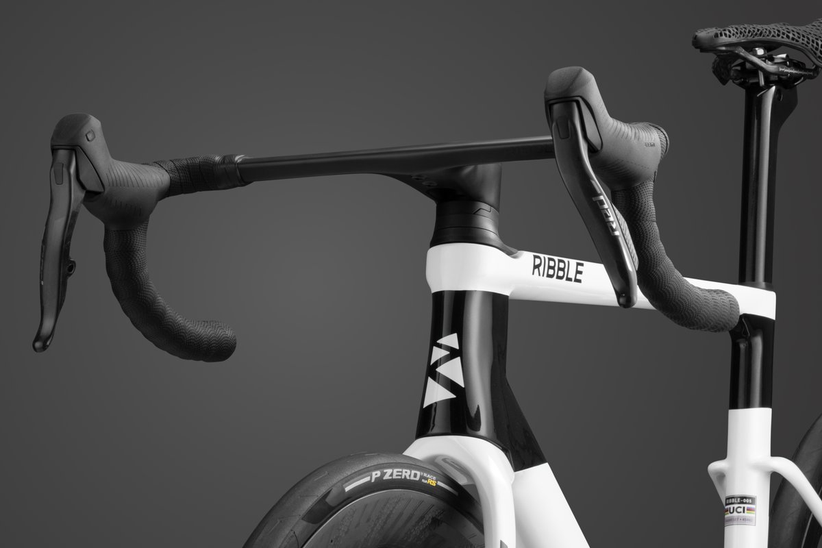 RibbleCycles's tweet image. A race bike should never force you to choose between aerodynamics, lightweight efficiency, or stiffness.

ULTRA-RACE delivers all three. No compromise. spkl.io/6001f0pUv

#UltraRace #NoCompromise #BikeTech #MT65Carbon #CyclingInnovation #RaceBikeDetails #RibbleEngineering