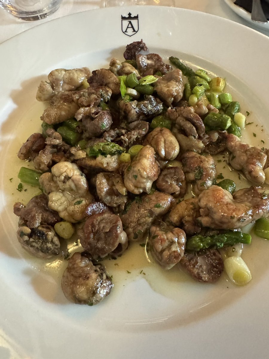 Cargols a la llauna. Lletons i ronyons de xai . <a href="/eltrabuc/">el Trabuc restaurant</a> #CuinaCatalana