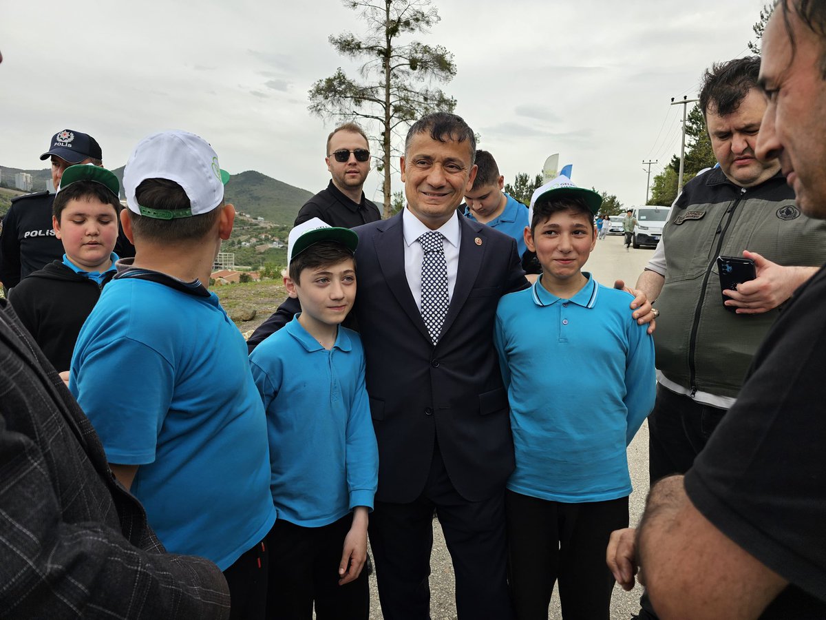 TCKIZILCAHAMAM's tweet photo. Kaymakamımız Sn. Dr. Nuri Mehmetbeyoğlu [@nmehmetbeyoglu], daire amirlerimiz ve öğrencilerimizin katılımıyla birlikte, Tarım ve Orman Bakanlığı’nın 81 ilde gerçekleştirdiği “Orman Benim” etkinliğine katıldı. 
📍Gazi Mustafa Kemal Paşa Mahallesi
#ormanbenim https://t.co/dfNooTk95h