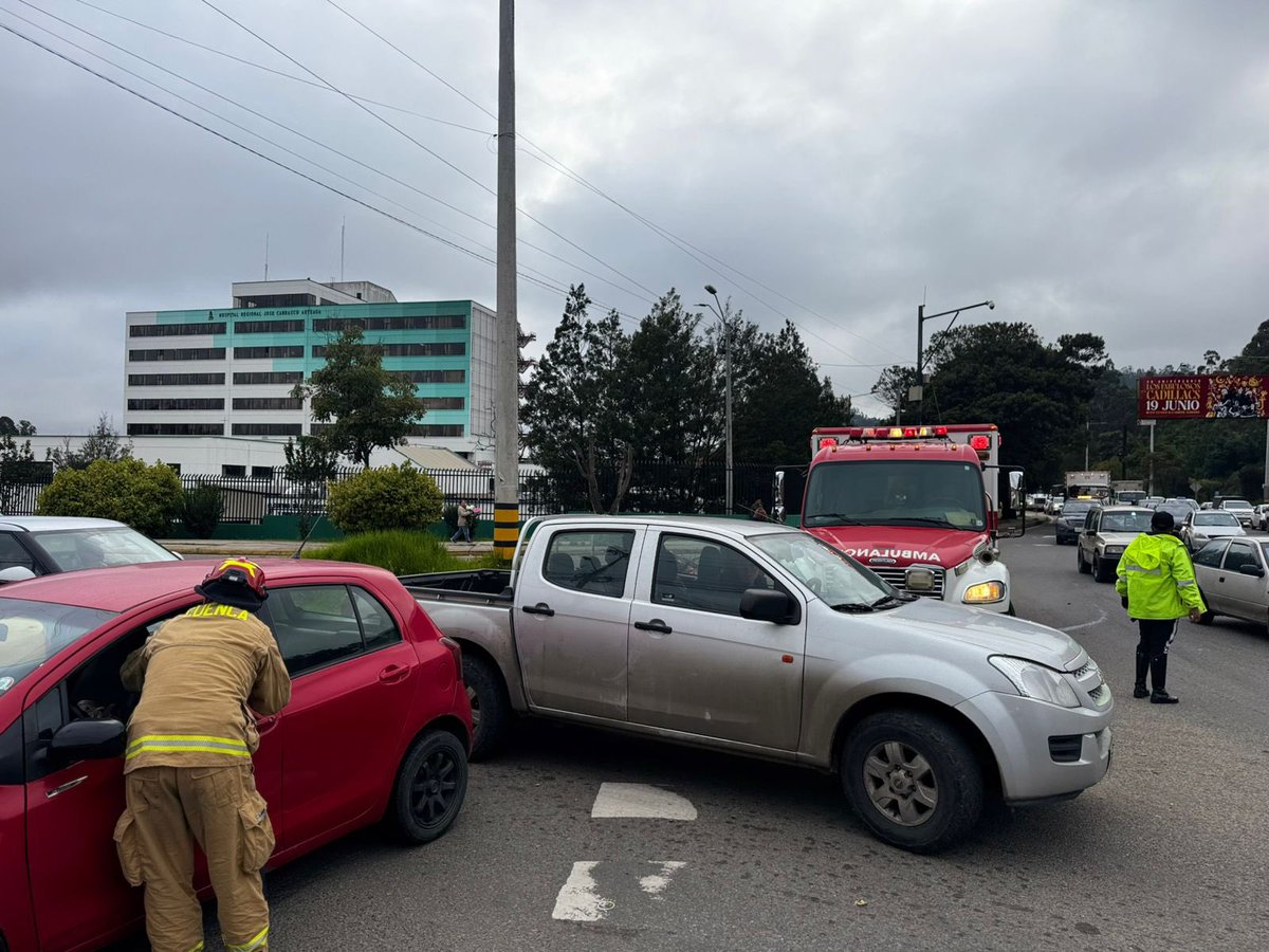 #ATENCIÓN | Se registra una colisión de tres vehículos y una motocicleta, en la autopista Cuenca - Azogues, sector del IESS.

Una persona herida es valorada en el punto por #BomberosCuenca. 🚨🚑 

⛔️Circule con precaución.