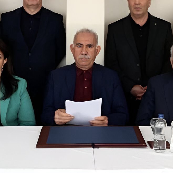 🔴#SONDAKİKA | AK Parti’ye yakın olan Takvim gazetesi, PKK terör örgütü lideri Öcalan'ın Ankara'da göz ameliyatı olduğunu, ardından da PKK'nın kongresine telefonla katıldığını paylaştı. 

PKK’nın kendini fesih etmesi bekleniyor.