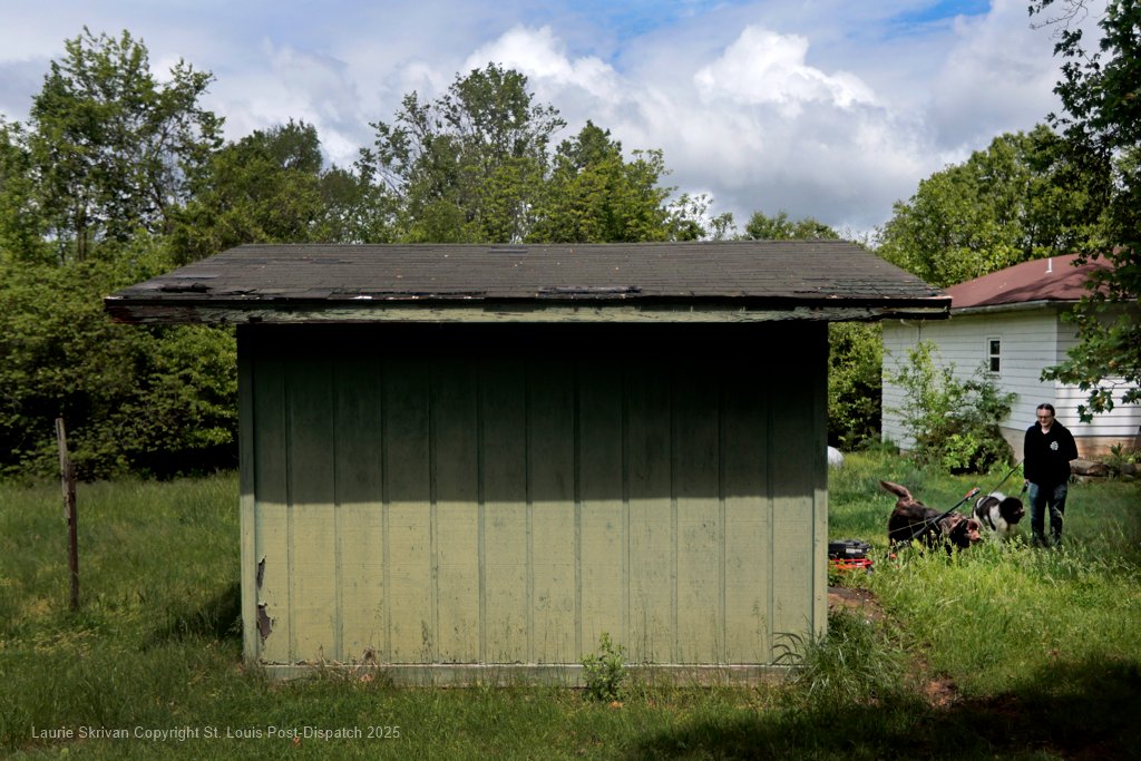 LaurieSkrivan's tweet photo. Missouri veteran was missing for years. Then cops found a trash can in a shed https://t.co/NTylOTIdwF via @stltoday  @KatieKull1 https://t.co/Vb3TFVNmzi