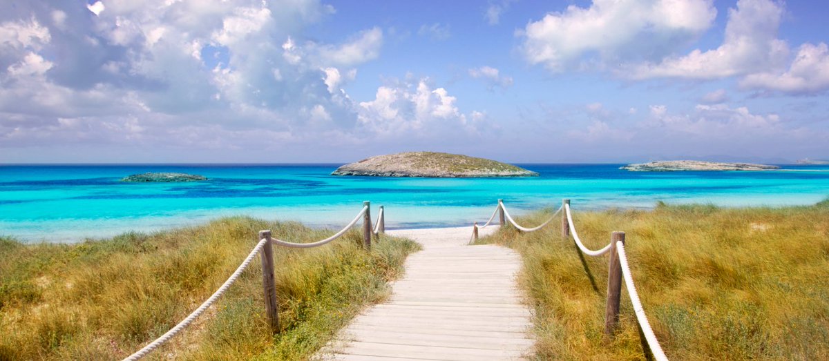🏝️ Formentera es una isla con playas paradisíacas, vírgenes, sol, tranquilidad... y fútbol.

En una isla de 11.000 habitantes y sin aeropuerto, su club puede subir a categoría nacional (2ª RFEF) y Copa del Rey si gana el domingo. Y allí estaré para grabarlo y contar su historia.