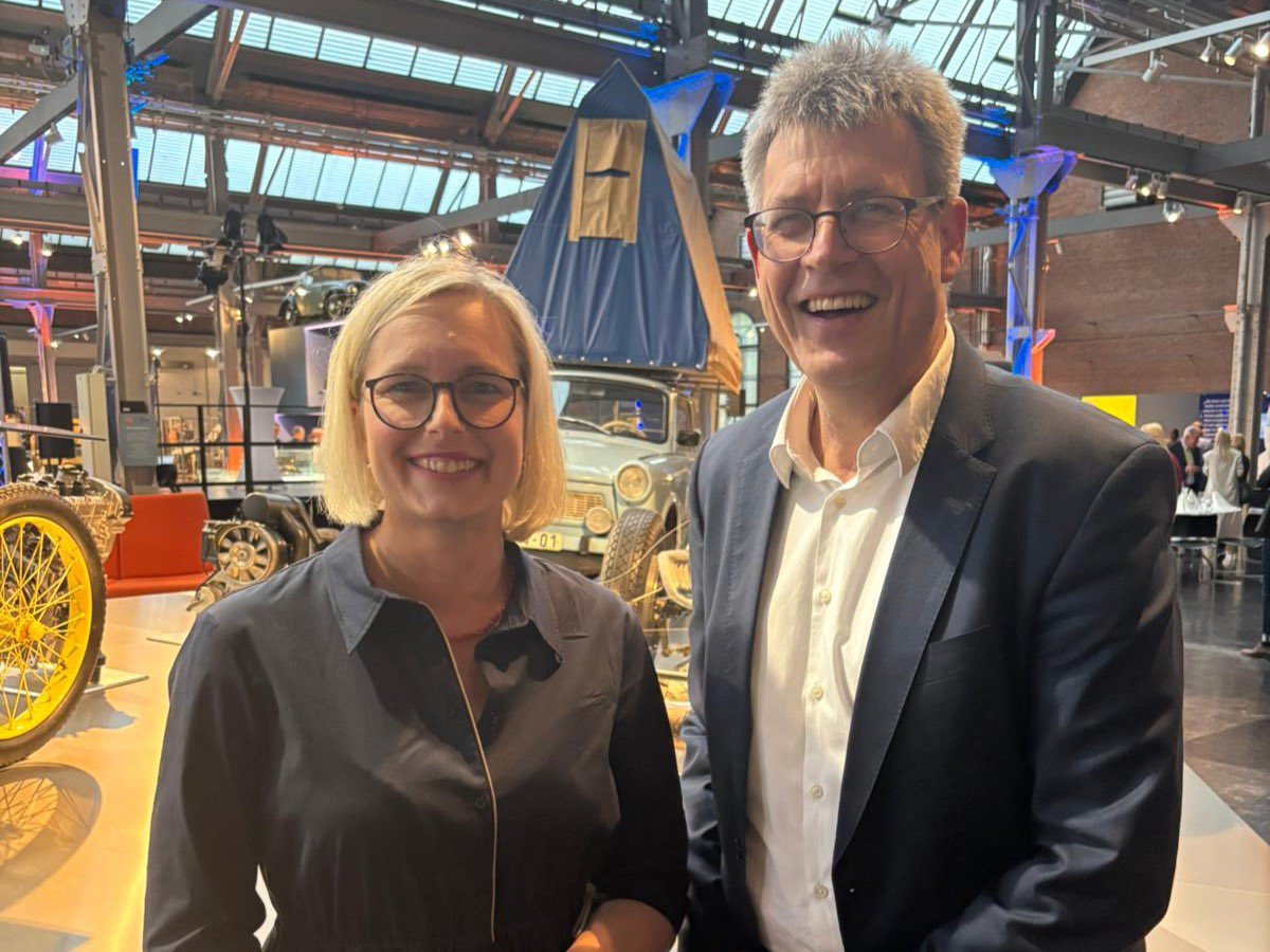 Bei der 51. Sportminister*innenkonferenz in Chemnitz stellte ich den Status Quo zur möglichen #Olympiabewerbung vor. Vielen Dank für die breite Zustimmung &amp; den offenen Austausch. Wertvolles erstes Kennenlernen mit Staatsministerin <a href="/schenderleinmdb/">Christiane Schenderlein</a> – auf gute Zusammenarbeit! 🤝