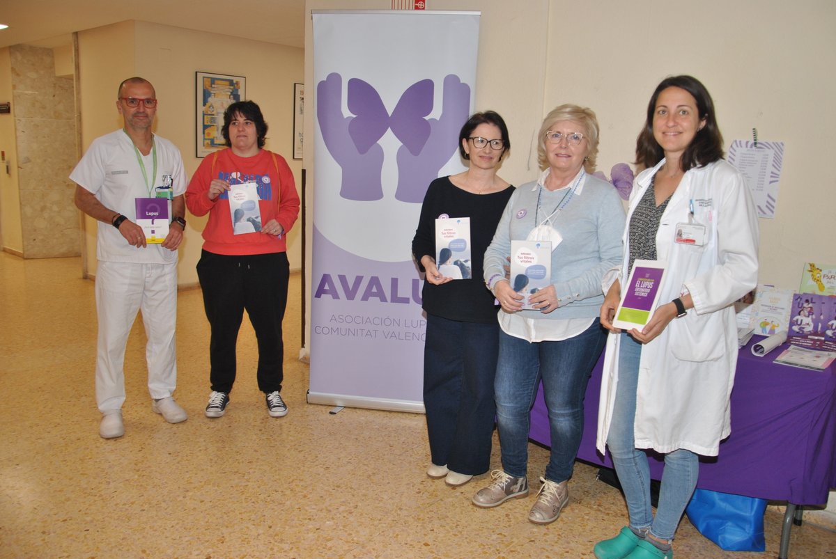 GVAdepsalutcs's tweet image. 🦋 En este día mundial del #Lupus hemos acogido una mesa informativa de la asociación @AvalusL que ha recibido la visita del equipo directivo de @GVAdepsalutcs, de Reumatología y de la Unidad de Farmacia de Pacientes Externos, además de pacientes, usuarios y personal sanitario