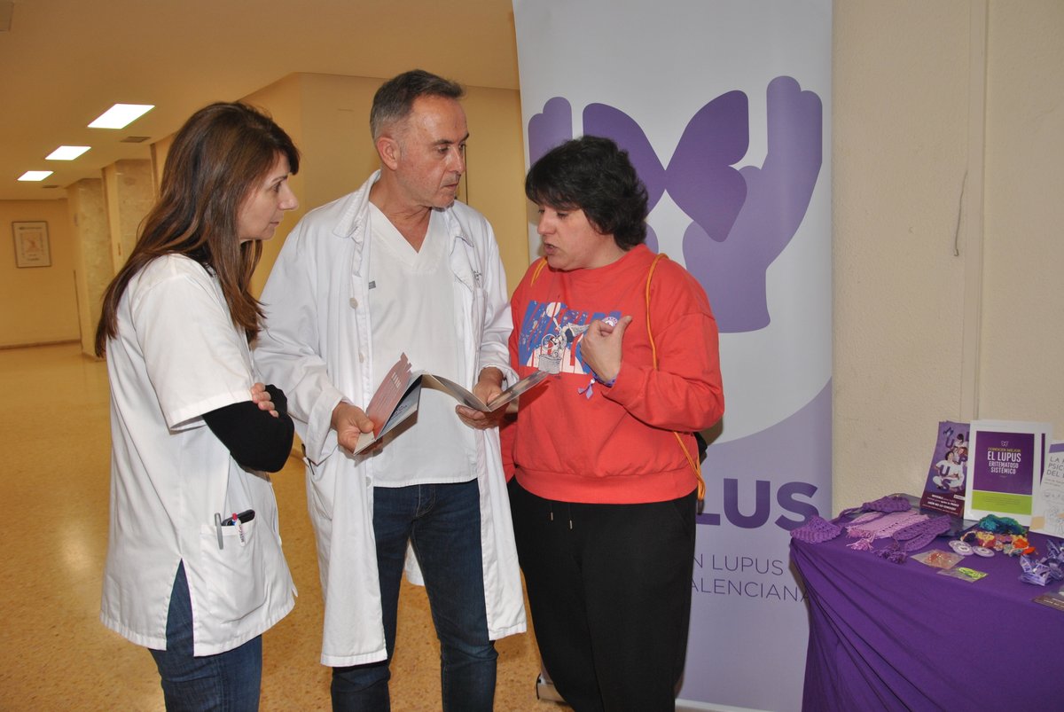 GVAdepsalutcs's tweet image. 🦋 En este día mundial del #Lupus hemos acogido una mesa informativa de la asociación @AvalusL que ha recibido la visita del equipo directivo de @GVAdepsalutcs, de Reumatología y de la Unidad de Farmacia de Pacientes Externos, además de pacientes, usuarios y personal sanitario