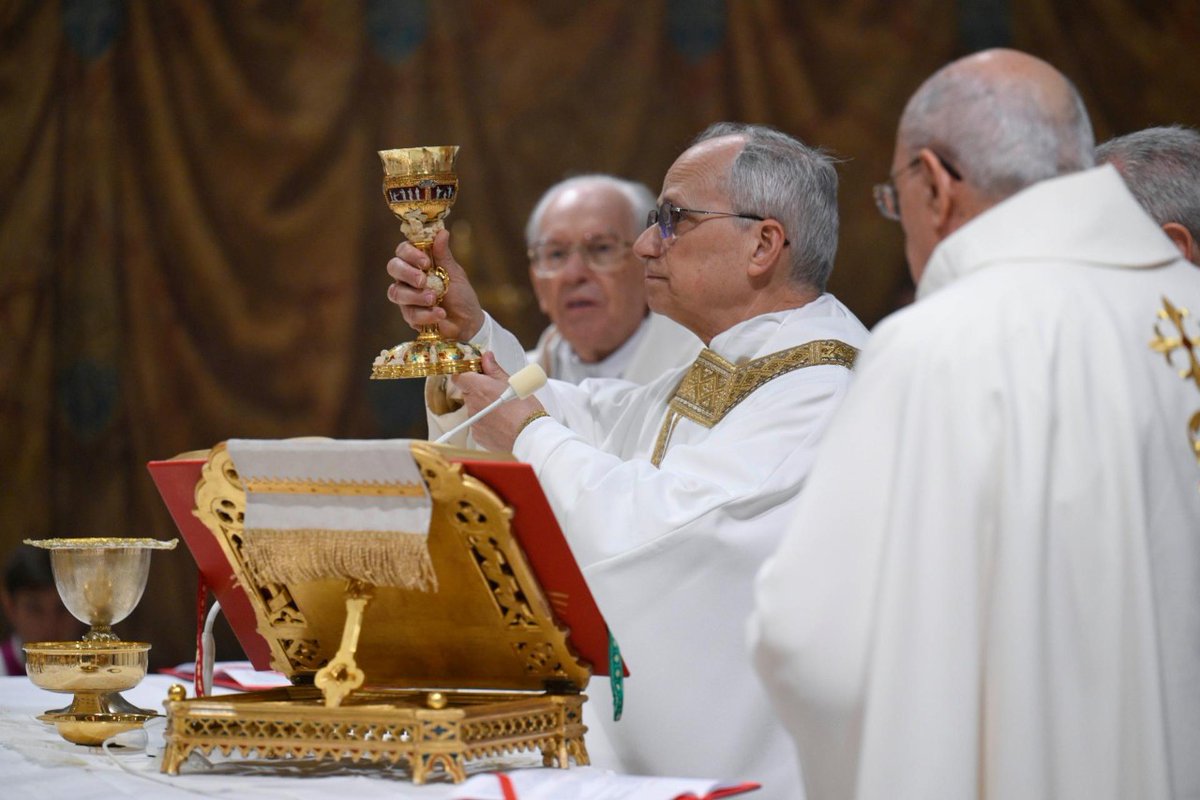 vaticannews_fr's tweet photo. 📸 Les images de la première messe du nouveau #Pape  Léon XIV dans la chapelle Sixtine. https://t.co/DlX9Zthg0q
