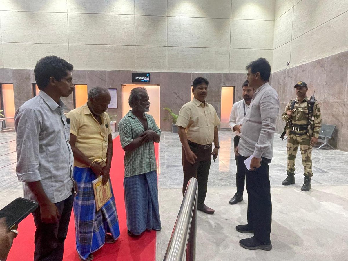 duraivaikooffl's tweet photo. ஏழ்மையும் வறுமையும் தங்கள் குடும்பத்தினருக்கு ஏற்படக் கூடாது என்ற நல்லெண்ணத்தில், ஊதியத்திற்காக வெளிநாடு சென்று பணியாற்றிய தமிழர்கள், வாழ்வின் பாதியிலேயே மரணமடைந்து விடுகின்றவர்களின் குடும்ப உறுப்பினர்கள், இறந்தவர்களின் உடலையாவது பெற முடியுமா, கடைசியாக அவர்களின் முகத்தையாவது காண முடியுமா, இறுதிச் சடங்குகளைச் செவ்வனே செய்ய ஒரு வாய்ப்பு கிடைக்காதா என்று அனைத்தையும் இழந்து ஏங்கி நிற்கின்றனர். 

அவர்களுக்காக, மனிதாபிமான அடிப்படையில், நான் பதவியேற்ற இந்த 11 மாதங்களில் வெளிநாடுகளில் இருந்து இதுவரை 6 உடல்களைத் தமிழ்நாட்டிற்குக் கொண்டு வந்து சேர்த்துள்ளேன்.

இது மட்டுமல்லாமல், உடல்நலம் பெரிதும் பாதிக்கப்பட்டு, வெளிநாடுகளில் வேலை செய்யவோ, வசிக்கவோ முடியாத நிலையில் இருந்த 3 நபர்களை மருத்துவமனைகளில் சேர்த்து சிகிச்சை அளித்தி பின், அவர்களைச் சொந்த ஊருக்கு அழைத்து வர உதவிகள் செய்துள்ளேன்.

அவ்வாறு, புதுக்கோட்டை மாவட்டம், பெருங்களூர், மட்டயான் பட்டி கிராமத்தைச் சேர்ந்த வினோத் என்பவர், சவுதி அரேபியாவில் சிகிச்சை பெற்று, ஊருக்கு அழைத்து வரப்பட்டார். 

அதேபோல், பெரம்பலூர் மாவட்டம், சித்தலி கிராமத்தைச் சேர்ந்த நல்லுசாமி என்பவர், பக்கவாதத்தால் பாதிக்கப்பட்டு, குவைத்தில் இருந்து திருச்சிக்கு அழைத்து வரப்பட்டார். 

தூத்துக்குடி மாவட்டம், குருவிகுளம் ஒன்றியம், இளையரசனேந்தல் ஊராட்சிக்குட்பட்ட லட்சுமியம்மாள்புரம் கிராமத்தைச் சேர்ந்த முருகன் என்பவர், மலேசியாவின் பினாங்கு மாகாணத்தில் பணியின்போது விபத்தில் சிக்கி, தலையில் பலத்த காயமடைந்து, அறுவை சிகிச்சைக்குப் பின் பத்திரமாகத் தமிழ்நாட்டிற்கு அழைத்து வரப்பட்டார்.

மேலும், வெளிநாடுகளில் இறந்தவர்களின் உடல்களைத் தமிழ்நாட்டிற்குக் கொண்டு வரும் பணிகளிலும் தொடர்ந்து ஈடுபட்டு வருகிறேன். 

தென்னாப்பிரிக்காவின் தான்சானியாவில் இறந்த திருச்சி, கே.கே. நகரைச் சேர்ந்த நிவாஸ் என்பவரின் உடலை அவரது குடும்பத்தினரிடம் ஒப்படைக்க உதவினேன். 

கந்தர்வகோட்டை அருகே பெரியகோட்டை கிராமத்தைச் சேர்ந்த முருகேசன் நாராயணனின் உடலை கத்தாரில் இருந்தும், 

துவாக்குடி பழனிச்சாமி என்பவரின் உடலை குவைத்தில் இருந்தும் அவர்களின் சொந்த ஊருக்கு கொண்டு வர உதவினேன். 

சமீபத்தில், விருதுநகர் மாவட்டம், ராஜபாளையம் ஒன்றியம், சிவலிங்கபுரத்தைச் சேர்ந்த ஜெயக்குமார் என்பவர், ஆப்பிரிக்காவின் ஜாம்பியாவில் இறந்தார். அவரது உடலையும் தமிழ்நாட்டிற்குக் கொண்டு வந்து குடும்பத்தினரிடம் ஒப்படைத்தேன். 

விருதுநகர் மாவட்டம், ராஜபாளையம் அருகே கலங்கபேரி புதூர் கிராமத்தைச் சேர்ந்த சதீஸ் என்பவரின் உடலை கத்தாரில் இருந்து கொண்டு வர உதவினேன்.

அதேபோல், தற்போது, தூத்துக்குடி மாவட்டம், கோவில்பட்டி அருகே இளையரசனேந்தல் கிராமத்தைச் சேர்ந்த ஜி. வெங்கடேஷ் (28) என்ற இளைஞர், மலேசியாவிற்கு விசிட்டிங் விசாவில் சென்று, சமையல்காரராகப் பணியாற்றி வந்துள்ளார். விசா காலத்தைத் தாண்டி அங்கு தங்கியிருந்த அவர், சமீபத்தில் உடல்நலம் பாதிக்கப்பட்டு, நண்பர்களால் மருத்துவமனையில் சேர்க்கப்பட்டார். ஆனால், சிகிச்சை பலனளிக்காமல் இறந்துவிட்டார்.

இந்தச் சோகத்தில் தவித்த அவரது குடும்பத்தினரின் தேவையை உணர்ந்து, கோரிக்கை வைத்த 15 நாட்களுக்குள்ளாகவே அவரது உடலைத் திருச்சிக்கு விமானம் மூலம் கொண்டு வரச் செய்தேன். விசா காலத்தைத் தாண்டி மலேசியாவில் தங்கியிருந்ததால், மலேசிய உயர் அதிகாரிகளுடன் பேசி, பல சட்டப் போராட்டங்களை மேற்கொள்ள வேண்டியிருந்தது. மேலும், மருத்துவமனை நிர்வாகம், மருத்துவக் கட்டணத்தைச் செலுத்தினால் மட்டுமே உடலை வழங்குவோம் என்று கூறியது. 

இதனால், மருத்துவமனைக் கட்டணமாக ரூ. 2.25 லட்சமும், சட்ட நடவடிக்கைகள் மற்றும் விமானக் கட்டணத்திற்காக ரூ. 1.25 லட்சமும், மொத்தம் ரூ. 3.50 லட்சம் செலுத்தி, அவரது உடலைத் தமிழ்நாட்டிற்குக் கொண்டு வர முடிந்தது.

அந்த உடலைப் பெறுவதற்காக, நேற்று (08.05.2025) நள்ளிரவு 12 மணியளவில் திருச்சி விமான நிலையத்திற்கு நேரில் சென்று, அதிகாரிகளைச் சந்தித்து, உடலை விரைவாக உரியவர்களிடம் ஒப்படைக்கும் பணிகளைச் செய்தேன். இறந்தவரின் தந்தை மற்றும் உறவினர்களுக்கு ஆறுதல் கூறி, அவர்களது இல்லம் வரை உடலை எடுத்துச் செல்ல ஆம்புலன்ஸ் வசதியும் செய்து கொடுத்தேன்.