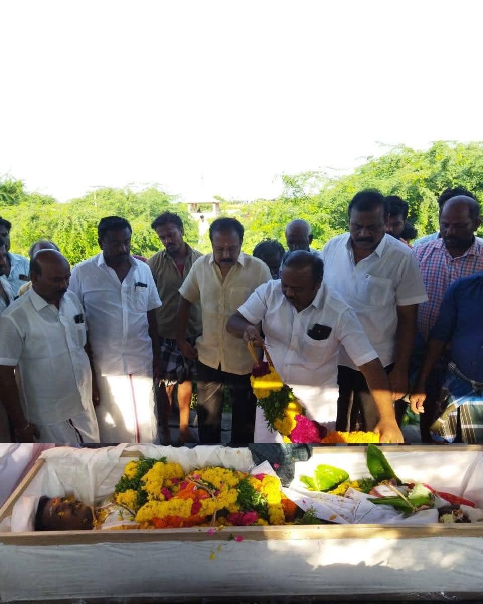 duraivaikooffl's tweet photo. ஏழ்மையும் வறுமையும் தங்கள் குடும்பத்தினருக்கு ஏற்படக் கூடாது என்ற நல்லெண்ணத்தில், ஊதியத்திற்காக வெளிநாடு சென்று பணியாற்றிய தமிழர்கள், வாழ்வின் பாதியிலேயே மரணமடைந்து விடுகின்றவர்களின் குடும்ப உறுப்பினர்கள், இறந்தவர்களின் உடலையாவது பெற முடியுமா, கடைசியாக அவர்களின் முகத்தையாவது காண முடியுமா, இறுதிச் சடங்குகளைச் செவ்வனே செய்ய ஒரு வாய்ப்பு கிடைக்காதா என்று அனைத்தையும் இழந்து ஏங்கி நிற்கின்றனர். 

அவர்களுக்காக, மனிதாபிமான அடிப்படையில், நான் பதவியேற்ற இந்த 11 மாதங்களில் வெளிநாடுகளில் இருந்து இதுவரை 6 உடல்களைத் தமிழ்நாட்டிற்குக் கொண்டு வந்து சேர்த்துள்ளேன்.

இது மட்டுமல்லாமல், உடல்நலம் பெரிதும் பாதிக்கப்பட்டு, வெளிநாடுகளில் வேலை செய்யவோ, வசிக்கவோ முடியாத நிலையில் இருந்த 3 நபர்களை மருத்துவமனைகளில் சேர்த்து சிகிச்சை அளித்தி பின், அவர்களைச் சொந்த ஊருக்கு அழைத்து வர உதவிகள் செய்துள்ளேன்.

அவ்வாறு, புதுக்கோட்டை மாவட்டம், பெருங்களூர், மட்டயான் பட்டி கிராமத்தைச் சேர்ந்த வினோத் என்பவர், சவுதி அரேபியாவில் சிகிச்சை பெற்று, ஊருக்கு அழைத்து வரப்பட்டார். 

அதேபோல், பெரம்பலூர் மாவட்டம், சித்தலி கிராமத்தைச் சேர்ந்த நல்லுசாமி என்பவர், பக்கவாதத்தால் பாதிக்கப்பட்டு, குவைத்தில் இருந்து திருச்சிக்கு அழைத்து வரப்பட்டார். 

தூத்துக்குடி மாவட்டம், குருவிகுளம் ஒன்றியம், இளையரசனேந்தல் ஊராட்சிக்குட்பட்ட லட்சுமியம்மாள்புரம் கிராமத்தைச் சேர்ந்த முருகன் என்பவர், மலேசியாவின் பினாங்கு மாகாணத்தில் பணியின்போது விபத்தில் சிக்கி, தலையில் பலத்த காயமடைந்து, அறுவை சிகிச்சைக்குப் பின் பத்திரமாகத் தமிழ்நாட்டிற்கு அழைத்து வரப்பட்டார்.

மேலும், வெளிநாடுகளில் இறந்தவர்களின் உடல்களைத் தமிழ்நாட்டிற்குக் கொண்டு வரும் பணிகளிலும் தொடர்ந்து ஈடுபட்டு வருகிறேன். 

தென்னாப்பிரிக்காவின் தான்சானியாவில் இறந்த திருச்சி, கே.கே. நகரைச் சேர்ந்த நிவாஸ் என்பவரின் உடலை அவரது குடும்பத்தினரிடம் ஒப்படைக்க உதவினேன். 

கந்தர்வகோட்டை அருகே பெரியகோட்டை கிராமத்தைச் சேர்ந்த முருகேசன் நாராயணனின் உடலை கத்தாரில் இருந்தும், 

துவாக்குடி பழனிச்சாமி என்பவரின் உடலை குவைத்தில் இருந்தும் அவர்களின் சொந்த ஊருக்கு கொண்டு வர உதவினேன். 

சமீபத்தில், விருதுநகர் மாவட்டம், ராஜபாளையம் ஒன்றியம், சிவலிங்கபுரத்தைச் சேர்ந்த ஜெயக்குமார் என்பவர், ஆப்பிரிக்காவின் ஜாம்பியாவில் இறந்தார். அவரது உடலையும் தமிழ்நாட்டிற்குக் கொண்டு வந்து குடும்பத்தினரிடம் ஒப்படைத்தேன். 

விருதுநகர் மாவட்டம், ராஜபாளையம் அருகே கலங்கபேரி புதூர் கிராமத்தைச் சேர்ந்த சதீஸ் என்பவரின் உடலை கத்தாரில் இருந்து கொண்டு வர உதவினேன்.

அதேபோல், தற்போது, தூத்துக்குடி மாவட்டம், கோவில்பட்டி அருகே இளையரசனேந்தல் கிராமத்தைச் சேர்ந்த ஜி. வெங்கடேஷ் (28) என்ற இளைஞர், மலேசியாவிற்கு விசிட்டிங் விசாவில் சென்று, சமையல்காரராகப் பணியாற்றி வந்துள்ளார். விசா காலத்தைத் தாண்டி அங்கு தங்கியிருந்த அவர், சமீபத்தில் உடல்நலம் பாதிக்கப்பட்டு, நண்பர்களால் மருத்துவமனையில் சேர்க்கப்பட்டார். ஆனால், சிகிச்சை பலனளிக்காமல் இறந்துவிட்டார்.

இந்தச் சோகத்தில் தவித்த அவரது குடும்பத்தினரின் தேவையை உணர்ந்து, கோரிக்கை வைத்த 15 நாட்களுக்குள்ளாகவே அவரது உடலைத் திருச்சிக்கு விமானம் மூலம் கொண்டு வரச் செய்தேன். விசா காலத்தைத் தாண்டி மலேசியாவில் தங்கியிருந்ததால், மலேசிய உயர் அதிகாரிகளுடன் பேசி, பல சட்டப் போராட்டங்களை மேற்கொள்ள வேண்டியிருந்தது. மேலும், மருத்துவமனை நிர்வாகம், மருத்துவக் கட்டணத்தைச் செலுத்தினால் மட்டுமே உடலை வழங்குவோம் என்று கூறியது. 

இதனால், மருத்துவமனைக் கட்டணமாக ரூ. 2.25 லட்சமும், சட்ட நடவடிக்கைகள் மற்றும் விமானக் கட்டணத்திற்காக ரூ. 1.25 லட்சமும், மொத்தம் ரூ. 3.50 லட்சம் செலுத்தி, அவரது உடலைத் தமிழ்நாட்டிற்குக் கொண்டு வர முடிந்தது.

அந்த உடலைப் பெறுவதற்காக, நேற்று (08.05.2025) நள்ளிரவு 12 மணியளவில் திருச்சி விமான நிலையத்திற்கு நேரில் சென்று, அதிகாரிகளைச் சந்தித்து, உடலை விரைவாக உரியவர்களிடம் ஒப்படைக்கும் பணிகளைச் செய்தேன். இறந்தவரின் தந்தை மற்றும் உறவினர்களுக்கு ஆறுதல் கூறி, அவர்களது இல்லம் வரை உடலை எடுத்துச் செல்ல ஆம்புலன்ஸ் வசதியும் செய்து கொடுத்தேன்.