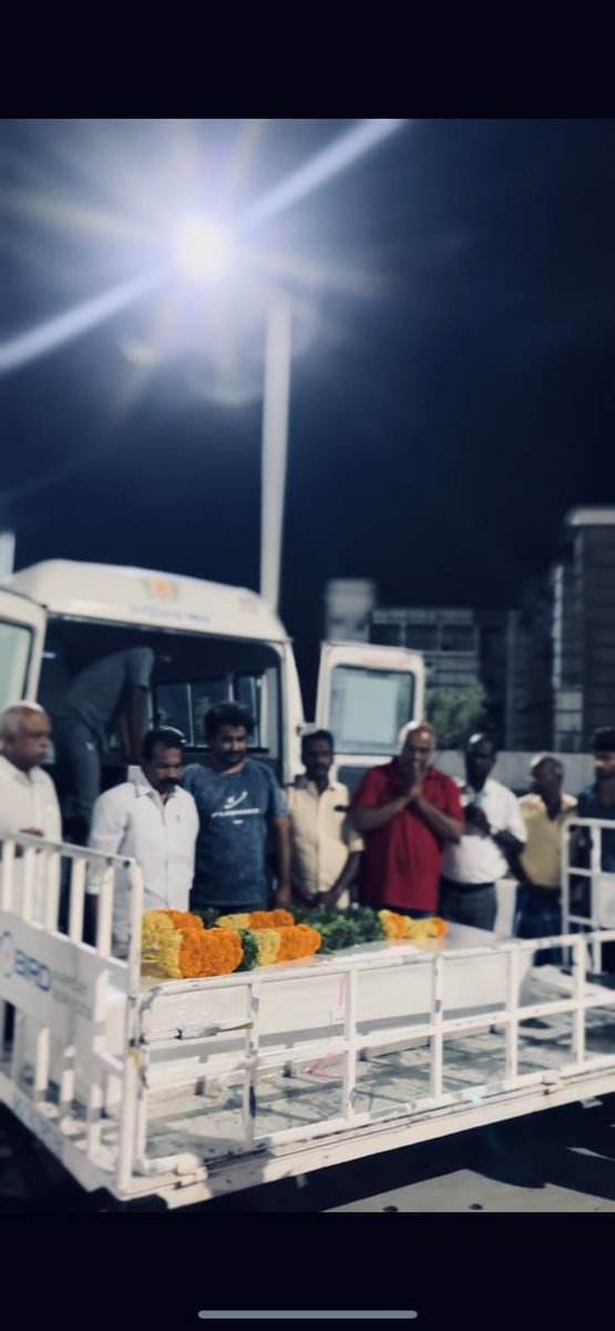 duraivaikooffl's tweet photo. ஏழ்மையும் வறுமையும் தங்கள் குடும்பத்தினருக்கு ஏற்படக் கூடாது என்ற நல்லெண்ணத்தில், ஊதியத்திற்காக வெளிநாடு சென்று பணியாற்றிய தமிழர்கள், வாழ்வின் பாதியிலேயே மரணமடைந்து விடுகின்றவர்களின் குடும்ப உறுப்பினர்கள், இறந்தவர்களின் உடலையாவது பெற முடியுமா, கடைசியாக அவர்களின் முகத்தையாவது காண முடியுமா, இறுதிச் சடங்குகளைச் செவ்வனே செய்ய ஒரு வாய்ப்பு கிடைக்காதா என்று அனைத்தையும் இழந்து ஏங்கி நிற்கின்றனர். 

அவர்களுக்காக, மனிதாபிமான அடிப்படையில், நான் பதவியேற்ற இந்த 11 மாதங்களில் வெளிநாடுகளில் இருந்து இதுவரை 6 உடல்களைத் தமிழ்நாட்டிற்குக் கொண்டு வந்து சேர்த்துள்ளேன்.

இது மட்டுமல்லாமல், உடல்நலம் பெரிதும் பாதிக்கப்பட்டு, வெளிநாடுகளில் வேலை செய்யவோ, வசிக்கவோ முடியாத நிலையில் இருந்த 3 நபர்களை மருத்துவமனைகளில் சேர்த்து சிகிச்சை அளித்தி பின், அவர்களைச் சொந்த ஊருக்கு அழைத்து வர உதவிகள் செய்துள்ளேன்.

அவ்வாறு, புதுக்கோட்டை மாவட்டம், பெருங்களூர், மட்டயான் பட்டி கிராமத்தைச் சேர்ந்த வினோத் என்பவர், சவுதி அரேபியாவில் சிகிச்சை பெற்று, ஊருக்கு அழைத்து வரப்பட்டார். 

அதேபோல், பெரம்பலூர் மாவட்டம், சித்தலி கிராமத்தைச் சேர்ந்த நல்லுசாமி என்பவர், பக்கவாதத்தால் பாதிக்கப்பட்டு, குவைத்தில் இருந்து திருச்சிக்கு அழைத்து வரப்பட்டார். 

தூத்துக்குடி மாவட்டம், குருவிகுளம் ஒன்றியம், இளையரசனேந்தல் ஊராட்சிக்குட்பட்ட லட்சுமியம்மாள்புரம் கிராமத்தைச் சேர்ந்த முருகன் என்பவர், மலேசியாவின் பினாங்கு மாகாணத்தில் பணியின்போது விபத்தில் சிக்கி, தலையில் பலத்த காயமடைந்து, அறுவை சிகிச்சைக்குப் பின் பத்திரமாகத் தமிழ்நாட்டிற்கு அழைத்து வரப்பட்டார்.

மேலும், வெளிநாடுகளில் இறந்தவர்களின் உடல்களைத் தமிழ்நாட்டிற்குக் கொண்டு வரும் பணிகளிலும் தொடர்ந்து ஈடுபட்டு வருகிறேன். 

தென்னாப்பிரிக்காவின் தான்சானியாவில் இறந்த திருச்சி, கே.கே. நகரைச் சேர்ந்த நிவாஸ் என்பவரின் உடலை அவரது குடும்பத்தினரிடம் ஒப்படைக்க உதவினேன். 

கந்தர்வகோட்டை அருகே பெரியகோட்டை கிராமத்தைச் சேர்ந்த முருகேசன் நாராயணனின் உடலை கத்தாரில் இருந்தும், 

துவாக்குடி பழனிச்சாமி என்பவரின் உடலை குவைத்தில் இருந்தும் அவர்களின் சொந்த ஊருக்கு கொண்டு வர உதவினேன். 

சமீபத்தில், விருதுநகர் மாவட்டம், ராஜபாளையம் ஒன்றியம், சிவலிங்கபுரத்தைச் சேர்ந்த ஜெயக்குமார் என்பவர், ஆப்பிரிக்காவின் ஜாம்பியாவில் இறந்தார். அவரது உடலையும் தமிழ்நாட்டிற்குக் கொண்டு வந்து குடும்பத்தினரிடம் ஒப்படைத்தேன். 

விருதுநகர் மாவட்டம், ராஜபாளையம் அருகே கலங்கபேரி புதூர் கிராமத்தைச் சேர்ந்த சதீஸ் என்பவரின் உடலை கத்தாரில் இருந்து கொண்டு வர உதவினேன்.

அதேபோல், தற்போது, தூத்துக்குடி மாவட்டம், கோவில்பட்டி அருகே இளையரசனேந்தல் கிராமத்தைச் சேர்ந்த ஜி. வெங்கடேஷ் (28) என்ற இளைஞர், மலேசியாவிற்கு விசிட்டிங் விசாவில் சென்று, சமையல்காரராகப் பணியாற்றி வந்துள்ளார். விசா காலத்தைத் தாண்டி அங்கு தங்கியிருந்த அவர், சமீபத்தில் உடல்நலம் பாதிக்கப்பட்டு, நண்பர்களால் மருத்துவமனையில் சேர்க்கப்பட்டார். ஆனால், சிகிச்சை பலனளிக்காமல் இறந்துவிட்டார்.

இந்தச் சோகத்தில் தவித்த அவரது குடும்பத்தினரின் தேவையை உணர்ந்து, கோரிக்கை வைத்த 15 நாட்களுக்குள்ளாகவே அவரது உடலைத் திருச்சிக்கு விமானம் மூலம் கொண்டு வரச் செய்தேன். விசா காலத்தைத் தாண்டி மலேசியாவில் தங்கியிருந்ததால், மலேசிய உயர் அதிகாரிகளுடன் பேசி, பல சட்டப் போராட்டங்களை மேற்கொள்ள வேண்டியிருந்தது. மேலும், மருத்துவமனை நிர்வாகம், மருத்துவக் கட்டணத்தைச் செலுத்தினால் மட்டுமே உடலை வழங்குவோம் என்று கூறியது. 

இதனால், மருத்துவமனைக் கட்டணமாக ரூ. 2.25 லட்சமும், சட்ட நடவடிக்கைகள் மற்றும் விமானக் கட்டணத்திற்காக ரூ. 1.25 லட்சமும், மொத்தம் ரூ. 3.50 லட்சம் செலுத்தி, அவரது உடலைத் தமிழ்நாட்டிற்குக் கொண்டு வர முடிந்தது.

அந்த உடலைப் பெறுவதற்காக, நேற்று (08.05.2025) நள்ளிரவு 12 மணியளவில் திருச்சி விமான நிலையத்திற்கு நேரில் சென்று, அதிகாரிகளைச் சந்தித்து, உடலை விரைவாக உரியவர்களிடம் ஒப்படைக்கும் பணிகளைச் செய்தேன். இறந்தவரின் தந்தை மற்றும் உறவினர்களுக்கு ஆறுதல் கூறி, அவர்களது இல்லம் வரை உடலை எடுத்துச் செல்ல ஆம்புலன்ஸ் வசதியும் செய்து கொடுத்தேன்.
