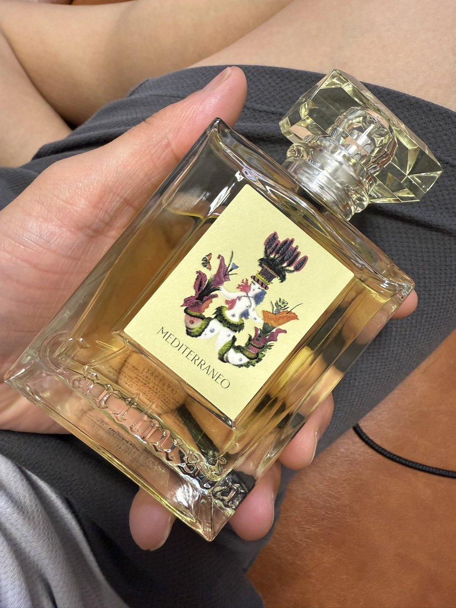 いつもレモンティーばっか飲んでるから、
とうとう香水もレモンティーの
香りにしてしまった😁
2年くらいはこの香りになります！
#カルトゥージア 
#carthusia 
#メディテラネオ