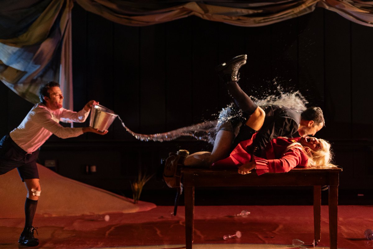 Hoy volvemos a Madrid, fechas de mayo con #Instruccionesparasobrevivirenlooscuro. 
-Rivas / Auditorio Pilar Bardem /  9 de mayo 20h
-San Fernando de Henares / Auditorio García Lorca / 10 de mayo 20h
-Vallecas / Centro Cultural Paco Rabal /
31 de mayo 20h
[Foto: <a href="/vanessarabade/">vanessa rabade</a>]