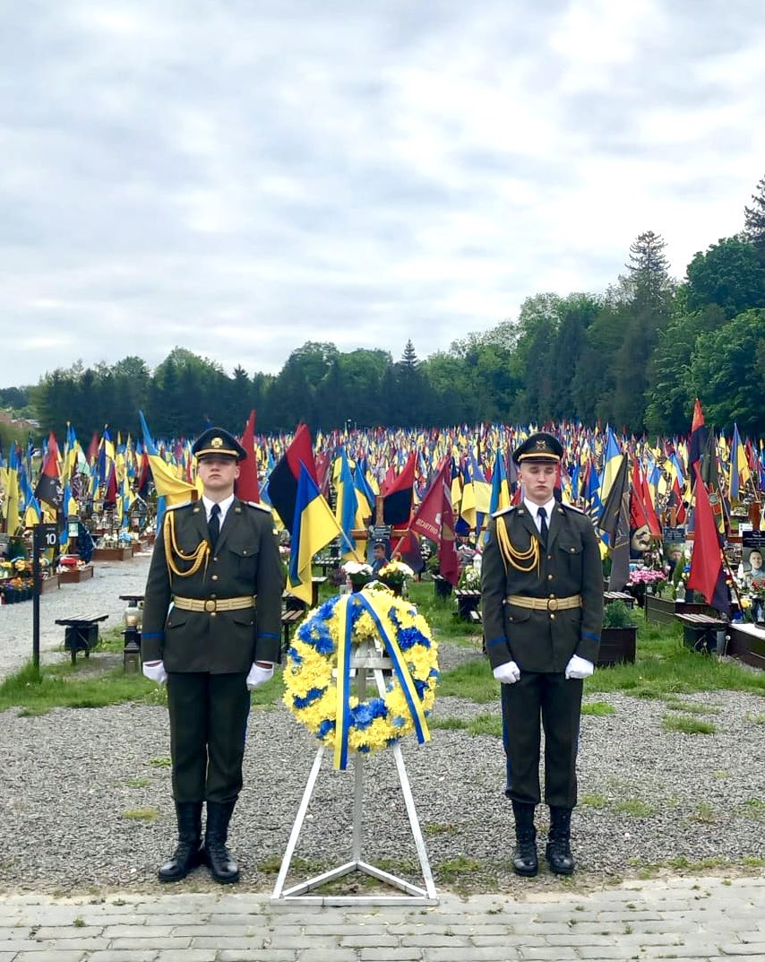 Este ano o dia da Europa passou por Lviv. 

Os países da 🇪🇺 reiteraram o seu apoio e solidariedade à Ucrânia para alcançar uma paz duradoura e justa. 

No ano em que Portugal celebra 40 anos de adesão, reafirmei também apoio de Portugal à adesão da Ucrânia 🇵🇹 🇪🇺 🇺🇦.