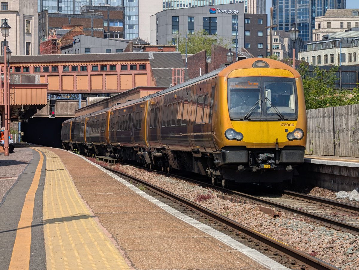 DownOnTheStour's tweet photo. Hellfire Traction ๐ฅ
Little lunchtime rendezvous with none other than @trainfanmatt. Plenty of exceptional traction on display at Moor St whilst we had a catch-up ๐
#DOTS #railwayphotography #trainphotography #class68 #class172 #chilternrailways https://t.co/LoVBMRDbG3