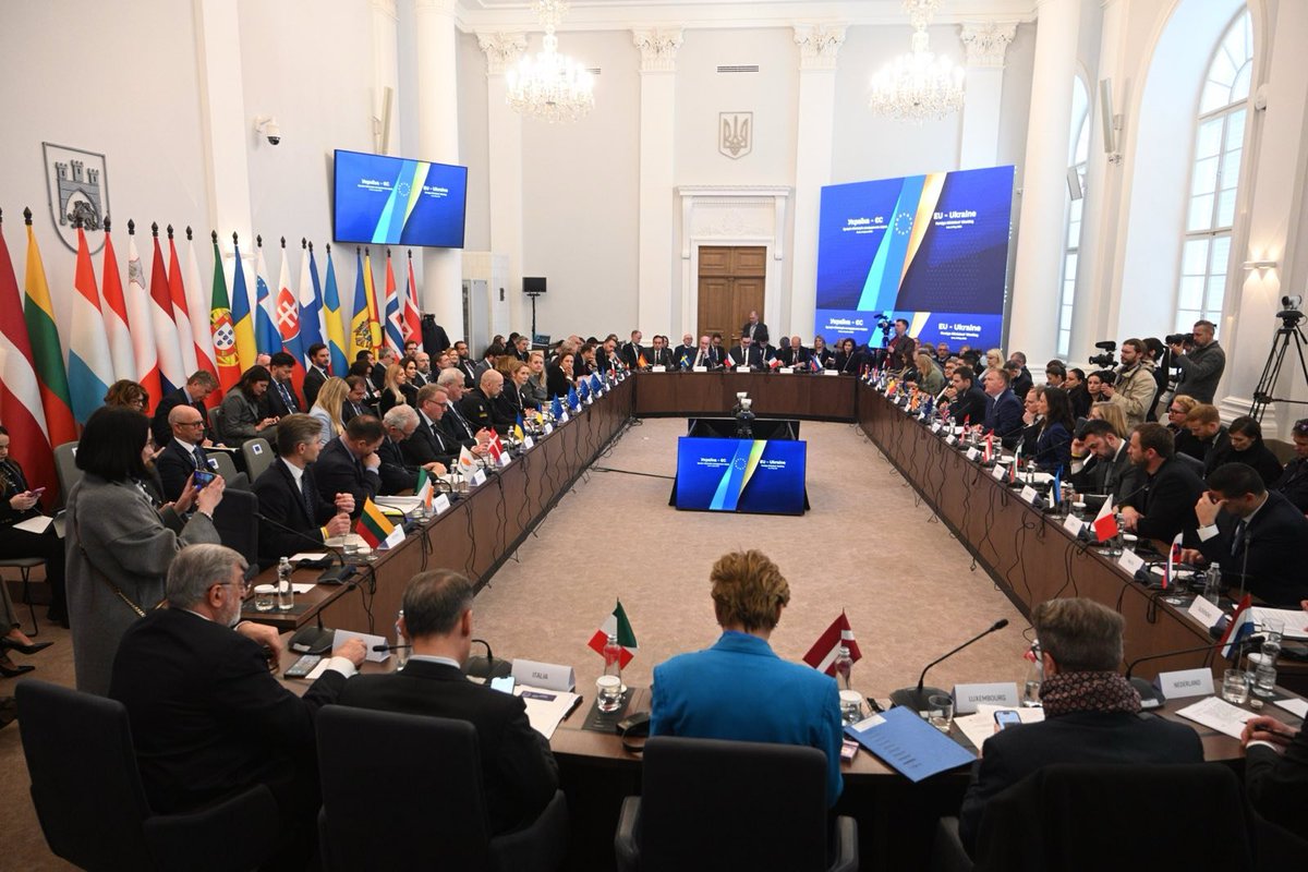 ukraine_world's tweet photo. The foreign ministers of #EuropeanUnion member states and representatives of the #EU leadership have established a Special #Tribunal for the Crime of Aggression Against #Ukraine.

According to Reuters, on May 9, foreign ministers from the so-called “core group” of at least 37 countries signed the #Lviv Statement, a document marking the conclusion of work on drafting the necessary legal instruments for the tribunal.

The tribunal will be formalised soon within the Council of #Europe and could begin operating next year. It will be based in The #Hague and will have the authority to hold #Russia’s political and military leadership accountable for the crime of aggression.

📷: X / Kaja Kallas