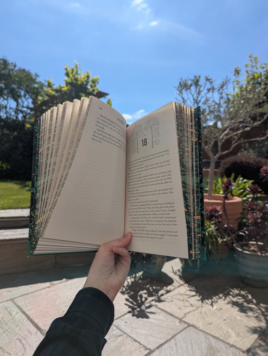 Making the most of the sun on my lunch break 🌞📚