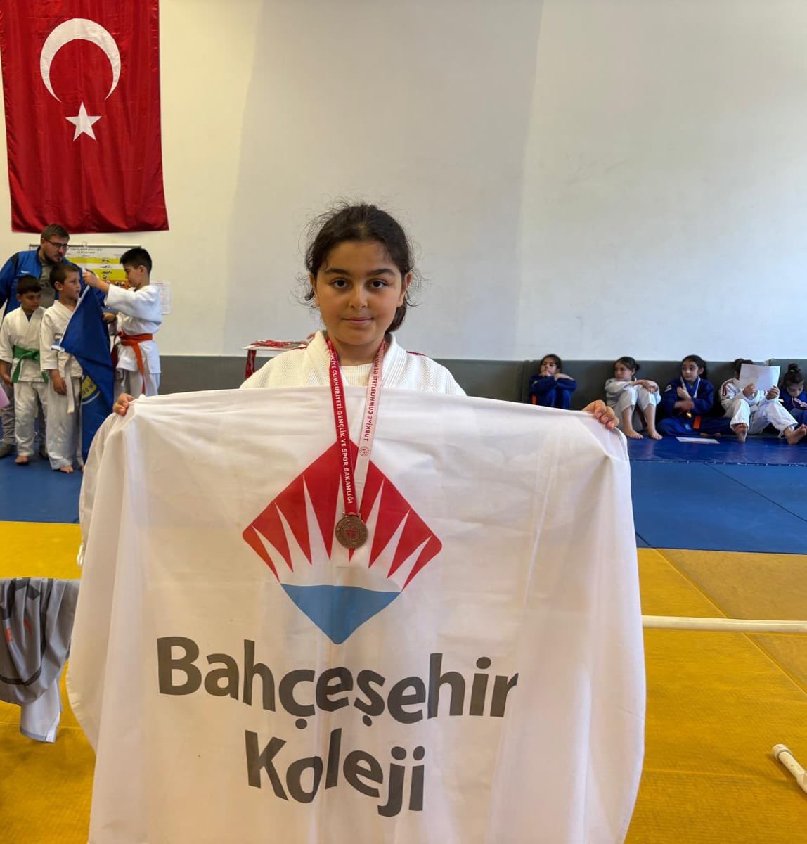 Okul Sporları İlkokullar arası Judo İl Birinciliği 03.05.2025 tarihinde okulumuzu temsilen katılan 4. Sınıf öğrencimiz Cansın Usta 48 kiloda bronz madalya alarak  okulumuzun adını bir kez daha duyurdu. 
Sporcumuzu tebrik eder, başarılarının devamını dileriz. 👏🏻🏆
