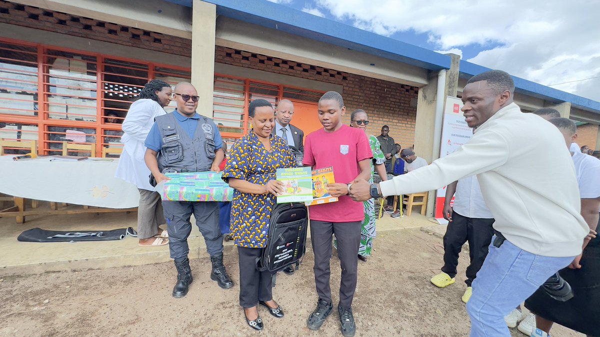 Ministry of Gender & Family Promotion | Rwanda (@rwandagender) on Twitter photo MIGEPROF ku bufatanye na <a href="/AIDSHealthcare/">AIDS Healthcare Foundation (AHF)</a> yahaye abanyeshuri b’Urwunge rw’Amashuri rwa Kora Catholique ibitabo byitwa “Agaciro kanjye” na “Tuganire mwana wanjye “ banahabwa ibikoresho by’isuku by’abakobwa. MIGEPROF ku bufatanye na <a href="/AIDSHealthcare/">AIDS Healthcare Foundation (AHF)</a> yahaye abanyeshuri b’Urwunge rw’Amashuri rwa Kora Catholique ibitabo byitwa “Agaciro kanjye” na “Tuganire mwana wanjye “ banahabwa ibikoresho by’isuku by’abakobwa.