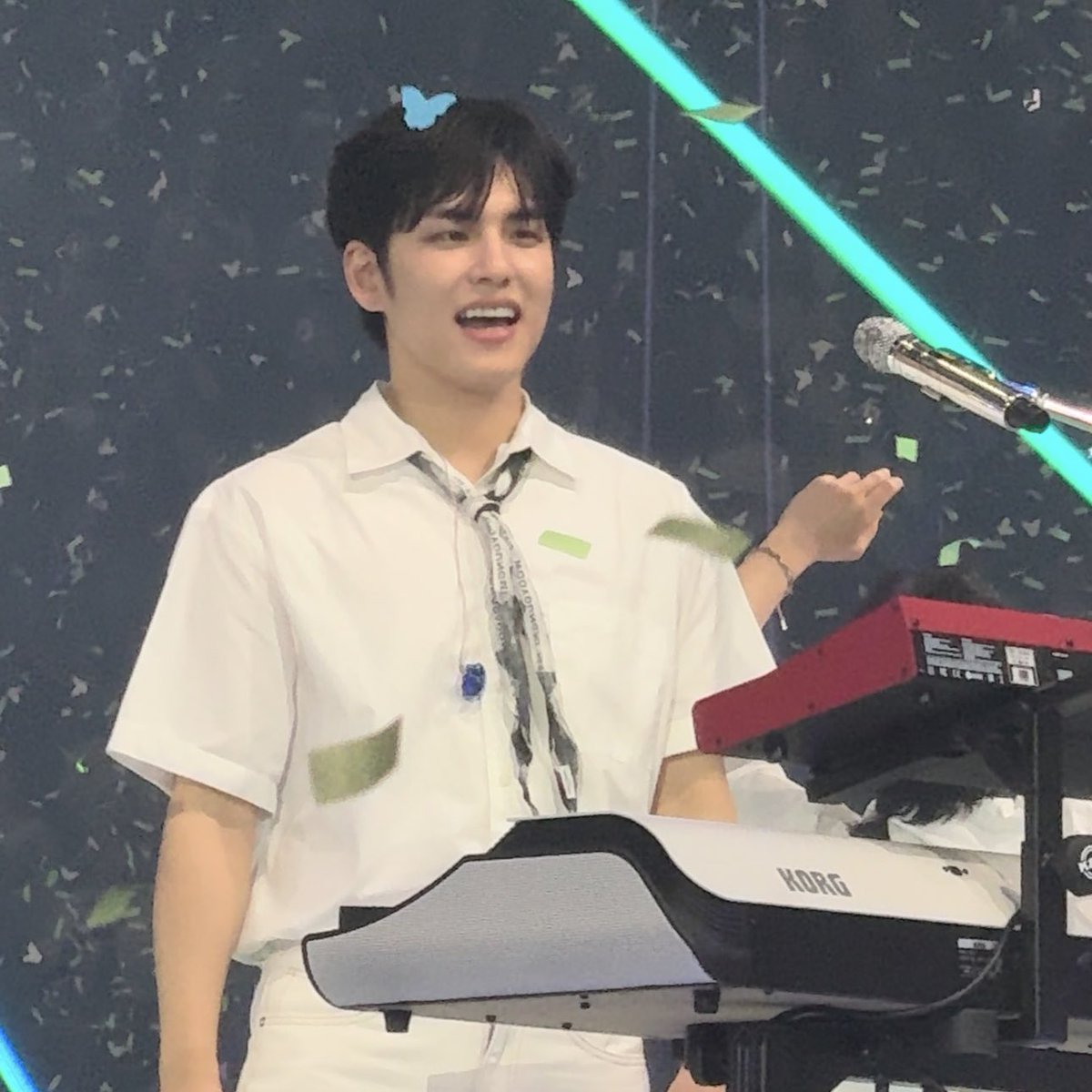 원필이 머리 위에 나비 앉은 것 같아........ㅠㅠ
귀여워