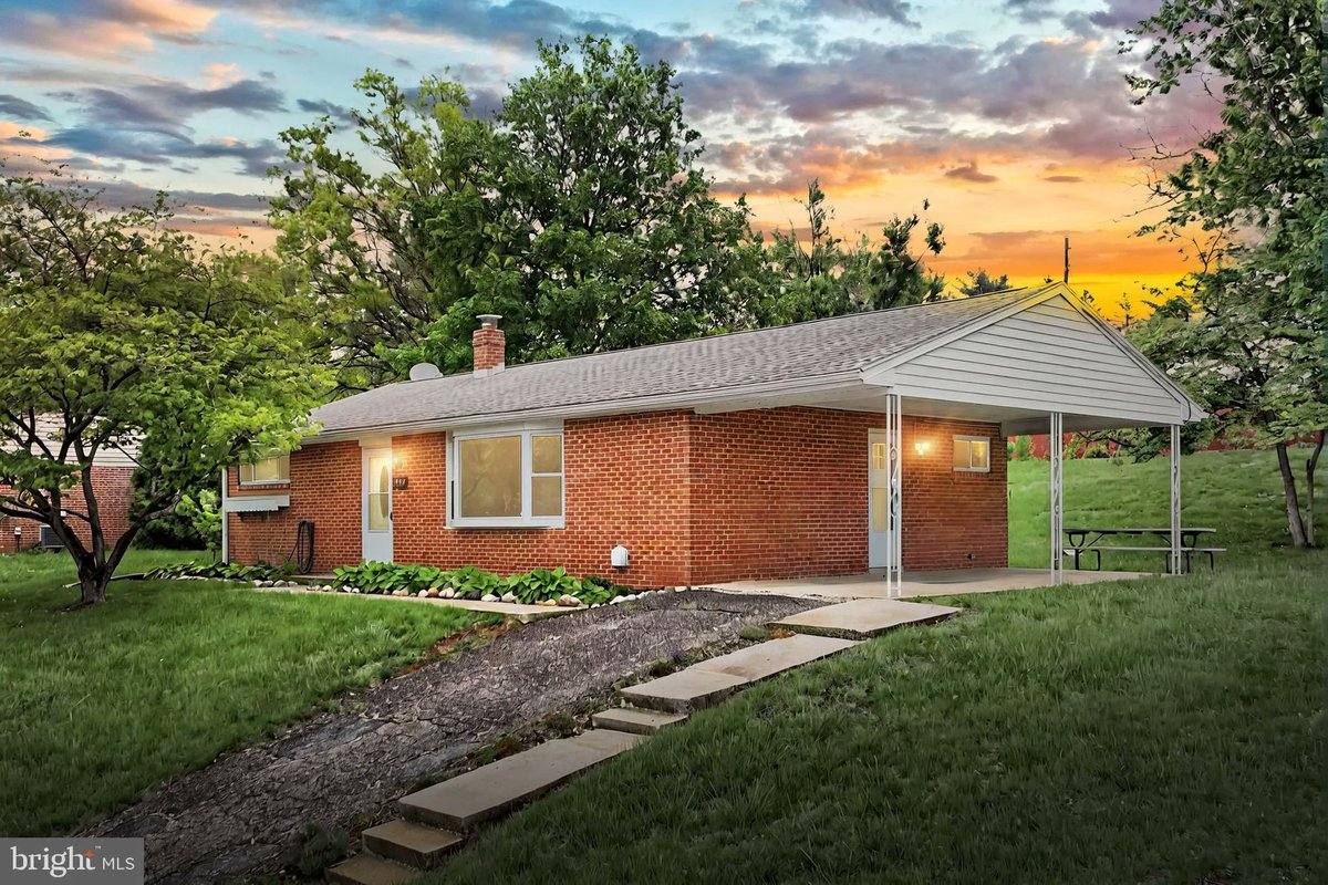 GinterGroup's tweet image. 2550 Log Cabin Road, York, PA, 17408
3 bed | 1 bath 1992 Sq. Ft.
Active | 249900
bit.ly/43u791x
Welcome to your dream home a beautifully updated ranch-style home that seamlessly blends classic charm with contemporary comforts. Enjoy the warmth and sophistication of...