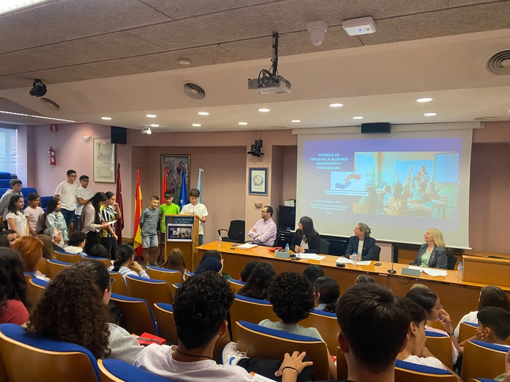 Más de un centenar de estudiantes reciben su diploma como alumnos mediadores.

El programa de mediación escolar está adscrito al máster oficial en Mediación de la Universidad de Murcia y ha tenido presencia en más de una treintena de IES y CEIP de la #RegióndeMurcia.

Noticia: