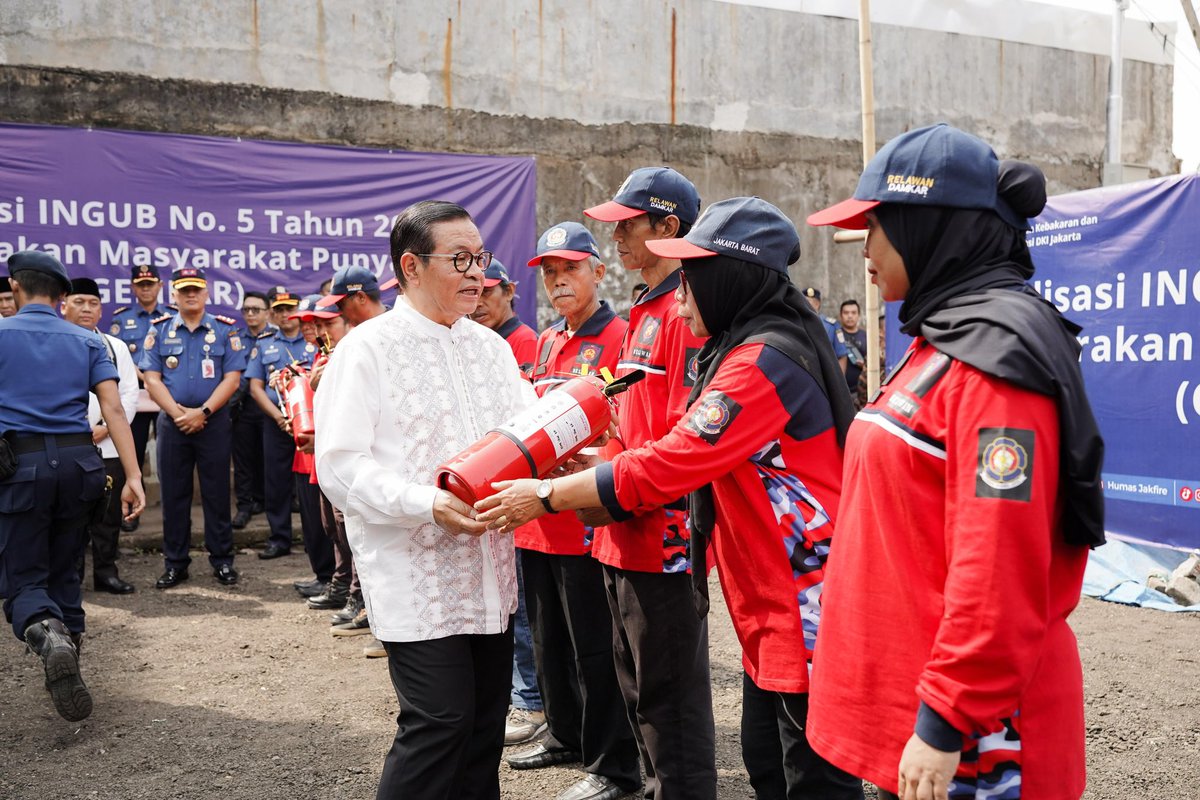 pramonoanung's tweet photo. Berkat APAR, banyak kebakaran di Jakarta bisa dipadamkan warga. 

Saya mendorong setiap RT punya minimal 2 APAR. InsyaAllah, langkahnya kecil, dampaknya besar. https://t.co/NbCaAT73dA