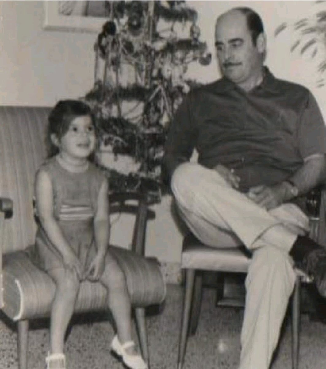 Un año más...
Aquel 9 de mayo del 67, compraste flores para mamá y con una gran sonrisa anunciabas a todos que era una nena!!!!
Hoy esas flores están en mi corazón.
Te extraño Rolito, sos mi mejor pasado, el que nunca olvidaré porque está  cargado de sonrisas♥️