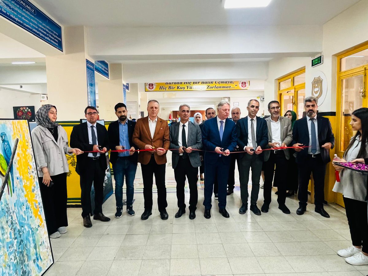 🎨 Borsa İstanbul Bingöl Anadolu Lisesi'nde "Görsel Sanatlar Dersi Yıl Sonu Resim Sergisi" düzenlendi.
Öğrencilerimizin yıl boyunca emek vererek hazırladığı eserler büyük beğeni topladı.