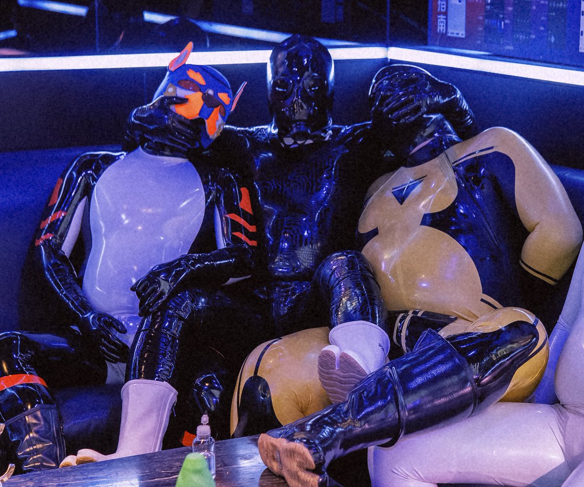 KTV三结义，以足袋发誓

……都成为我的胶奴吧！

Rubber Party at KTV (Karaoke)

<a href="/facaiii8888/">#PoTat0_Z_Rubber</a> 
<a href="/Jeffrey44460499/">THOMSON🐯</a> 
<a href="/momoko0u0b/">桃子</a>