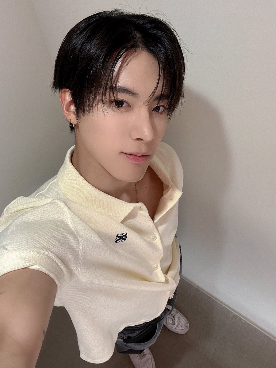 THEBOYZ_officl's tweet photo. [📸] 에릭 더보이즈 The 3rd Album 'Unexpected' 팬사인회 &amp; 영상 통화 사인회 완료🐾 조금 늦게 만나게 되었지만 기다린 시간만큼 더 반가웠어요💛 만나러 와 줘서 고마워요 더비🐶

#THEBOYZ #더보이즈
#ERIC #에릭
#Unexpected #VVV https://t.co/l1bYUAvkxt