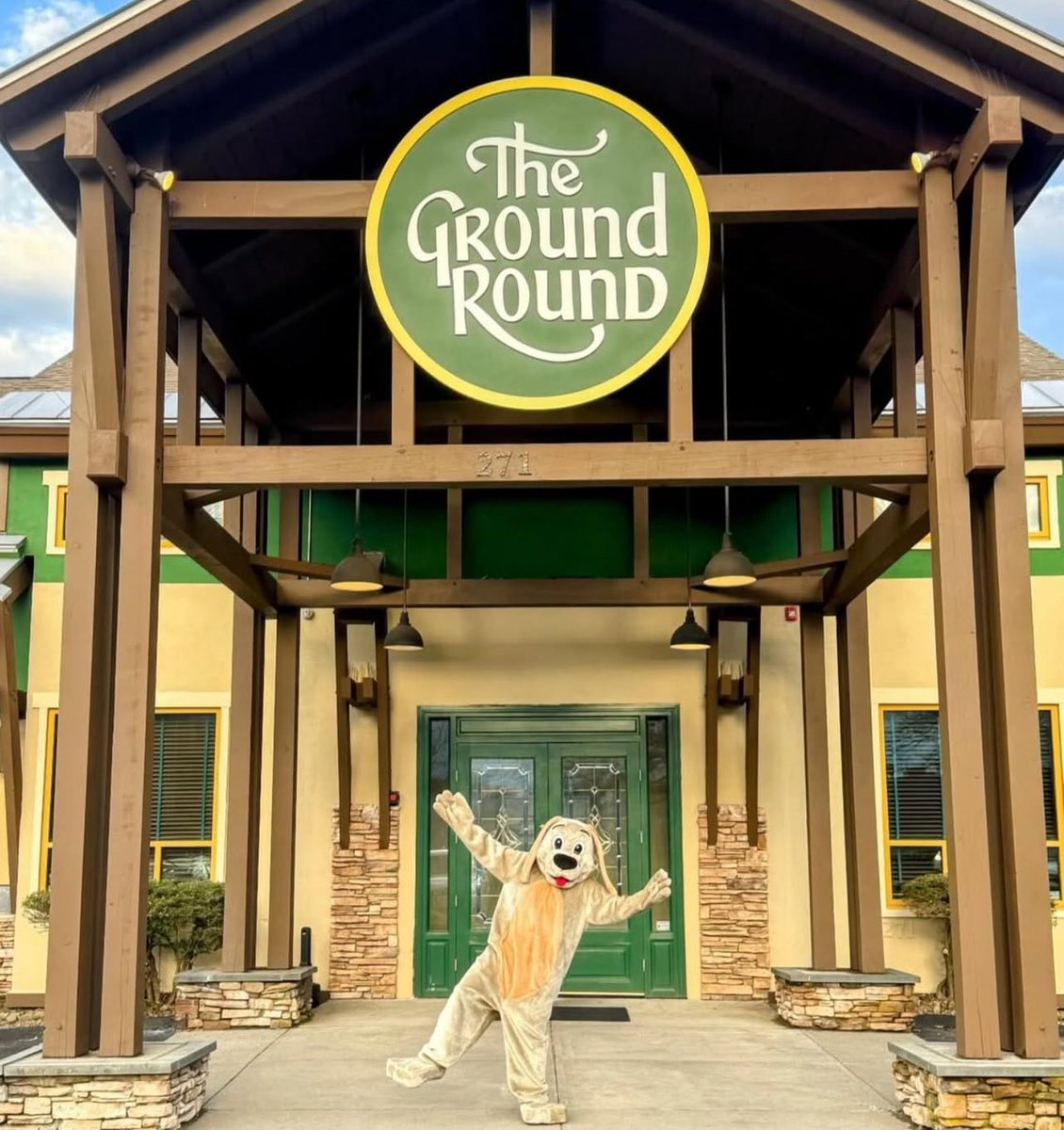 darrenrovell's tweet image. Kids of the 80’s: The Ground Round is back. One opened this week in Shrewsbury, Mass.

Free popcorn, ice cream sundae in a helmet and yes, kids under 12 cost a penny a pound — yes, they’ve brought back the scale!