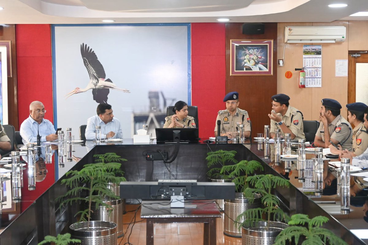 IG Range Agra (@igrangeagra) on Twitter photo #DIGRangeAgra <a href="/ShaileshP_IPS/">Shailesh Pandey,IPS</a> द्वारा #adgzoneagra के साथ जनपद के वरिष्ठ अधिकारियो DM/SSP व ED रिफाइनरी की उपस्थिति मे रिफाइनरी परिसर का भ्रमण कर सुरक्षा का जायजा लिया गया व सुरक्षा व्यवस्था को और अधिक सुदृढ़ बनाए जाने के सम्बंध मे उपस्थित अधिकारियों को निर्देशित किया गया। #DIGRangeAgra <a href="/ShaileshP_IPS/">Shailesh Pandey,IPS</a> द्वारा #adgzoneagra के साथ जनपद के वरिष्ठ अधिकारियो DM/SSP व ED रिफाइनरी की उपस्थिति मे रिफाइनरी परिसर का भ्रमण कर सुरक्षा का जायजा लिया गया व सुरक्षा व्यवस्था को और अधिक सुदृढ़ बनाए जाने के सम्बंध मे उपस्थित अधिकारियों को निर्देशित किया गया।