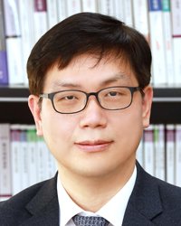 권성수 부장판사.

김문수 가처분 신청 모두 기각.

정경심 징역 4년. 추징금 1억4천, 벌금 5억.

이태원 참사 관련자 무죄선고.

이런 쓰레기 판사가 국가질서을 무너뜨리고 있는 것입니다. 내란당 죽은 권력에 아부하는 이런 판사는 법조계에서 쫓아 내버려야 겠죠.