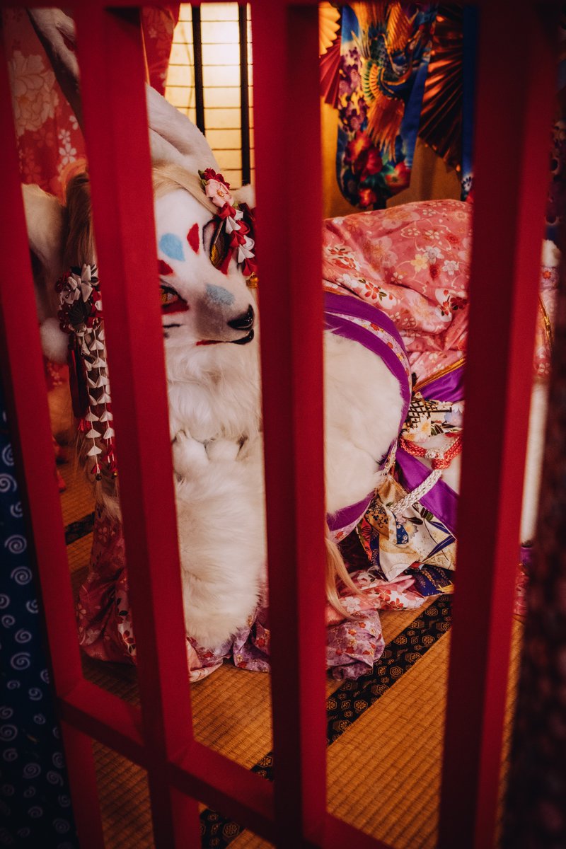 癒しになりたくて笑うけど…
誰かを幸せにできてるのか、ふと不安になるの。🥹

妾身總是想帶來安慰與笑容…
但有時也會悄悄想：真的有讓誰感到快樂嗎？🥺❤️‍🩹

I smile to comfort others…
But sometimes I wonder—have I truly made anyone happy?❤️‍🩹

📸: <a href="/DD_Woof/">🐾ㄉㄉ🔜 UTFG</a> 

#FursuitFriday