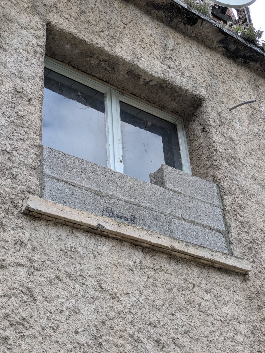 Cette semaine fin de la peinture du plafond de la salle TGBT, installation et câblage éclairage, prise et inter.

On condamne une des fenêtres de l'étage qui va gérer la suite de l'aménagement.

Et on continue le placo de la salle de préparation.

#Datacenter #RG2 #Association