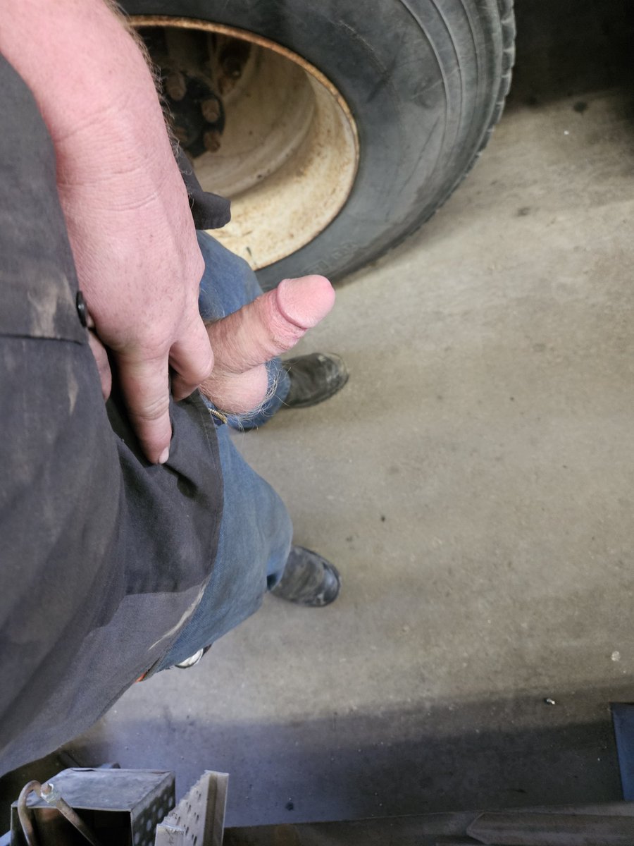 507Countrygay's tweet image. Not even fully hard and I'm looking extra thick today