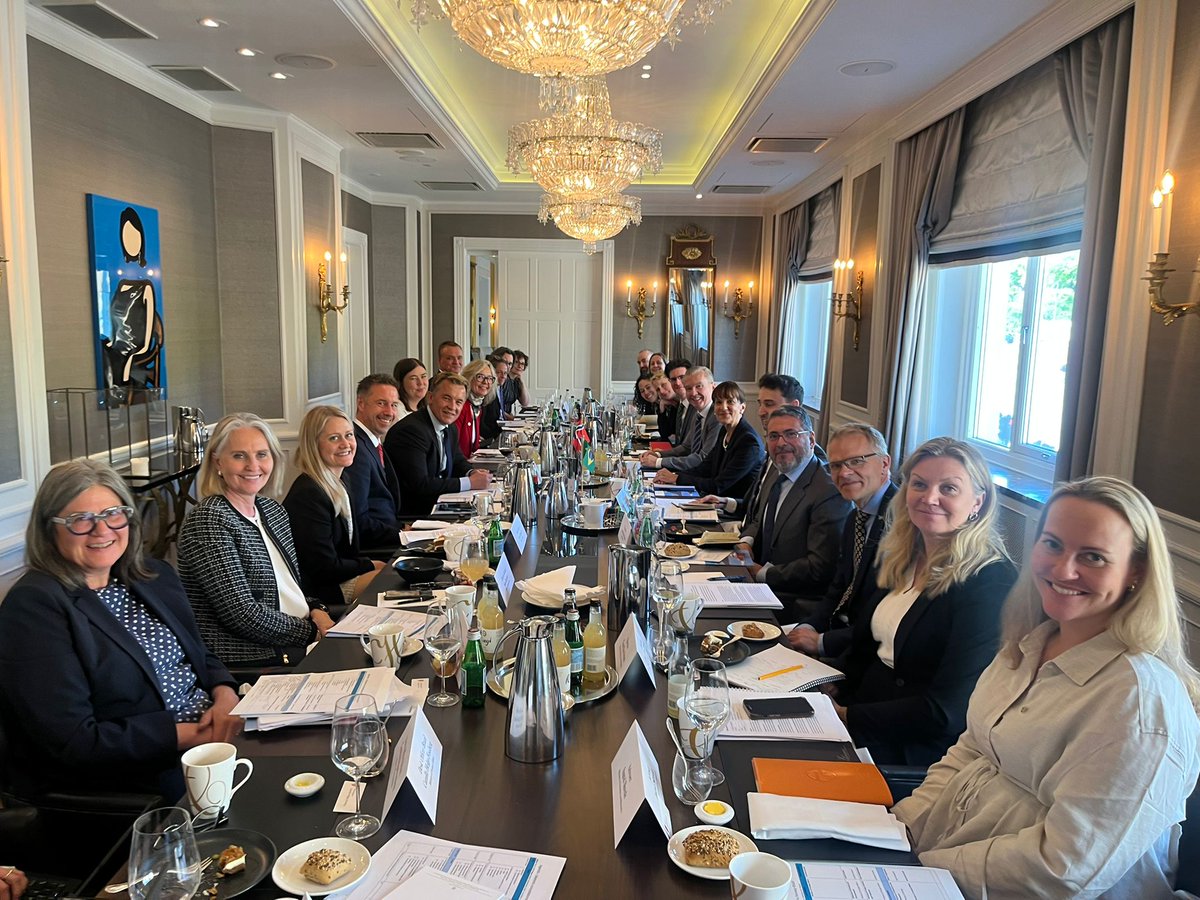 A Secretária de Europa e Am. do Norte, emb. Maria Luisa Escorel, participou ontem da VI Reunião de Consultas Políticas Brasil-Noruega. O encontro fortaleceu o diálogo entre os dois países e reafirmou o compromisso com a paz, o multilateralismo e o desenvolvimento sustentável.