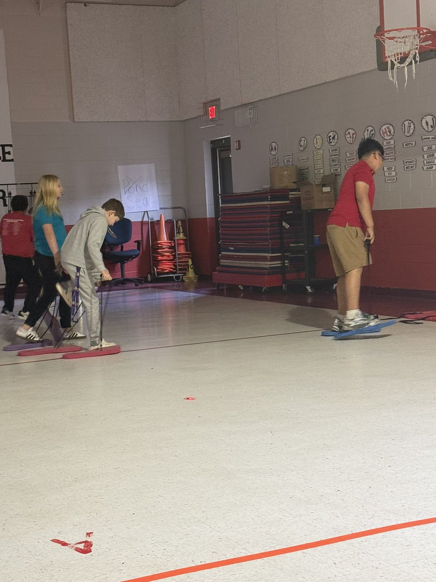 christenpointer's tweet image. Monster tracks make us have BIG FEET! @MNPS_kidshealth @DES_Bulldogs #MNPSWellnessWeek2025