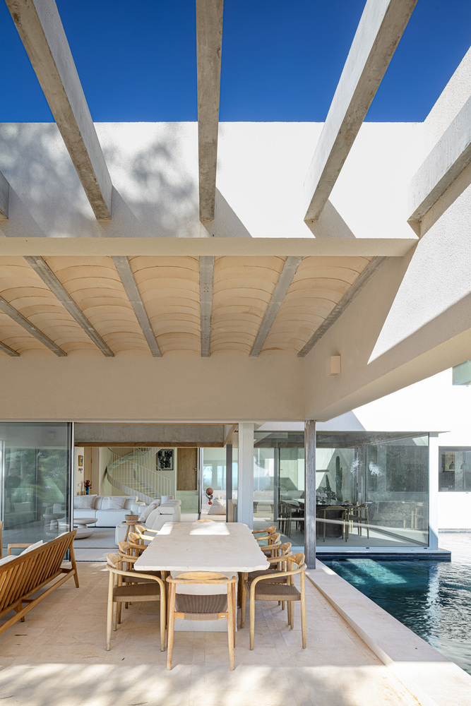 Vigas de #hormigón expuesto, bóvedas #cerámicas y #piedra arenisca local componen una arquitectura que se expresa a través de la textura y la luz. archdaily.cl/cl/1029481/cas…
#diseño #arquitectura #españa