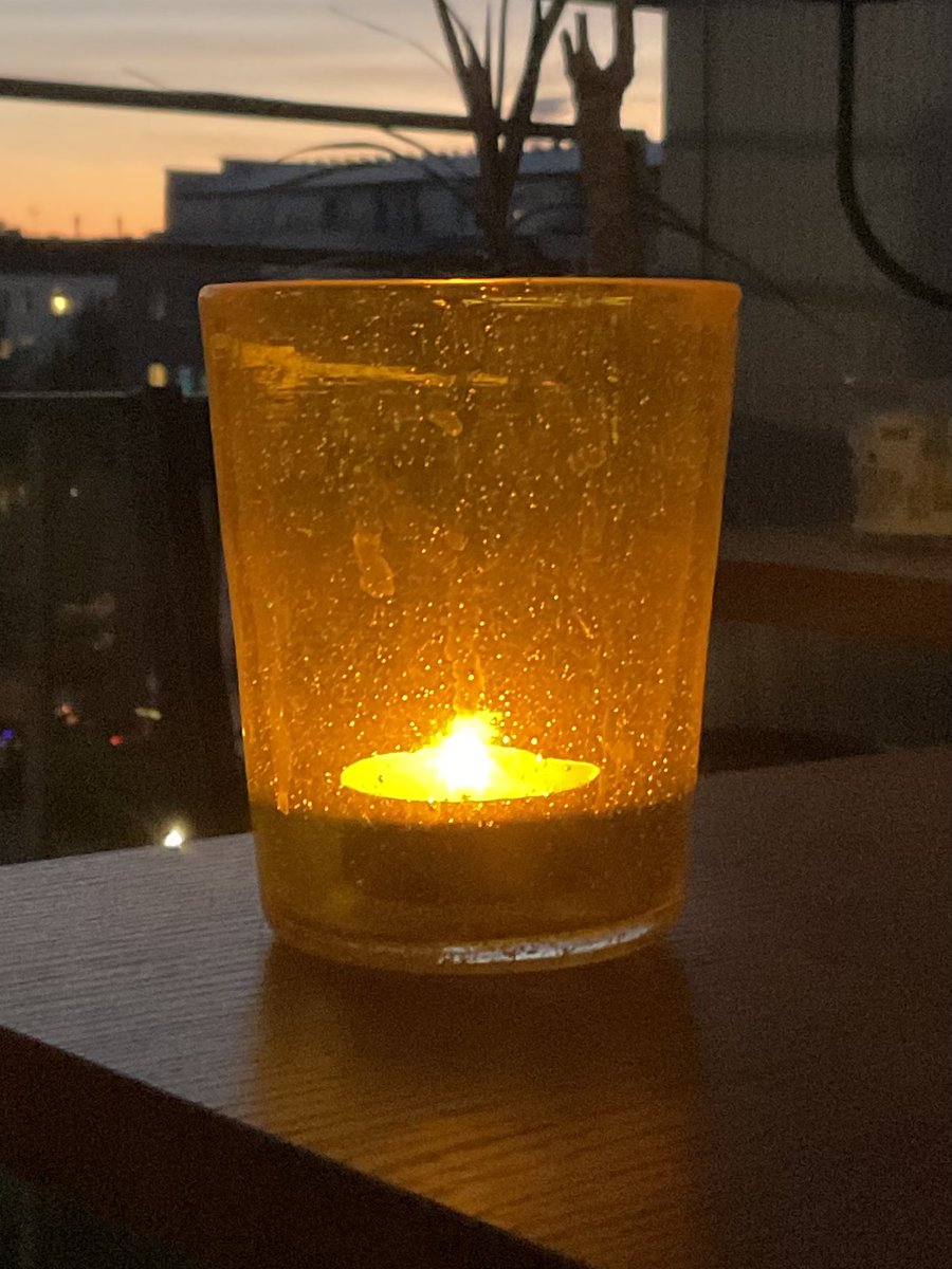 Auf meinem Balkon oder in eurem Fenster. Heute Abend #einLichtfürMargot angezündet, um der wunderbaren Margot #Friedlaender zu gedenken.