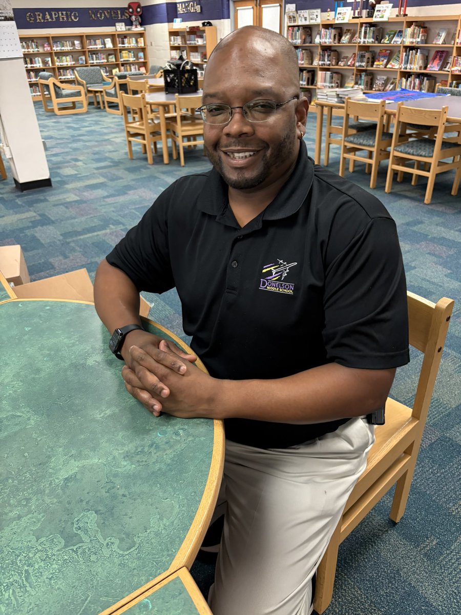 jill_pointer's tweet image. Dr. Green showing us his DMS shirt for spirit day!
#MNPSWellnessWeek2025 
@MNPS_kidshealth 
@DonelsonMNPS