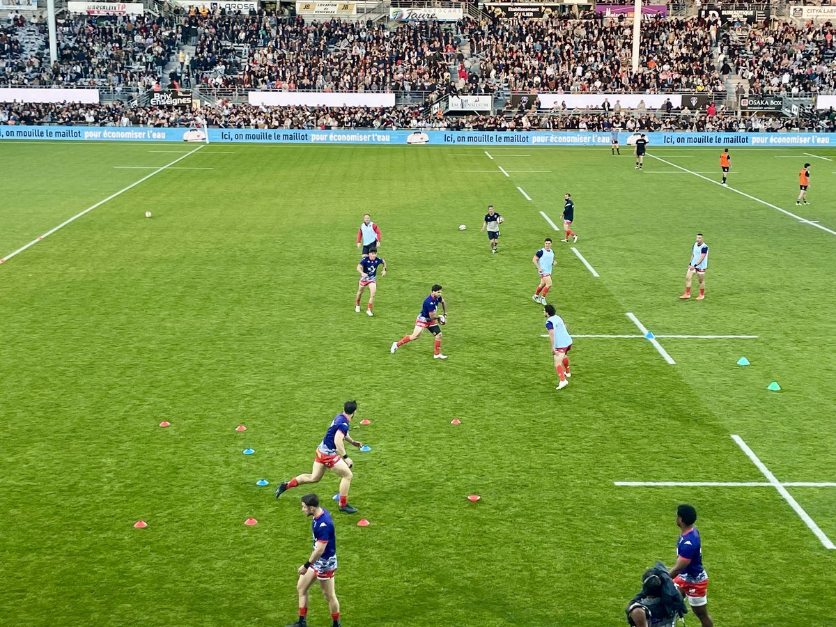 Les 2 équipes à l’échauffement avant ce choc au sommet de la 29e journée de #ProD2 entre le dauphin briviste et le leader grenoblois. Objectif pour le CAB, sécuriser la demi-finale à domicile. 💪