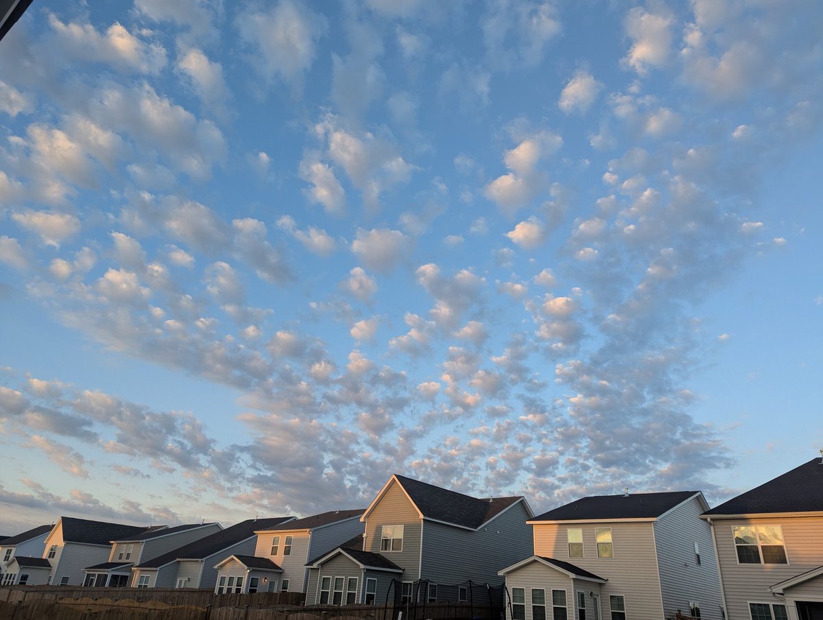 おもしろい雲☁️
 It's kinda weird but I like it ! 
#雲　#空
#sky