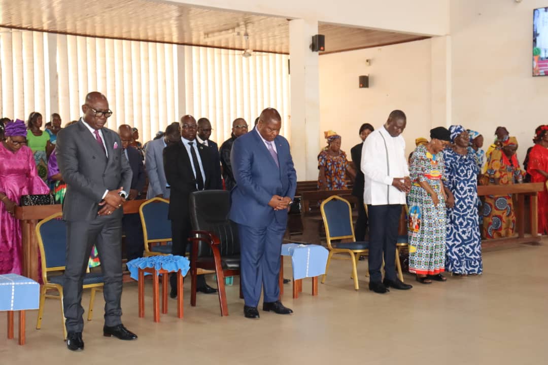 Le Premier Ministre Félix MOLOUA a assisté au côté du Président de la République <a href="/FA_Touadera/">Faustin-Archange Touadéra</a> à la cérémonie de clôture de l’assemblée générale des églises membres de l’UFEB à l’église baptiste Ngoubagara. 300 délégués venus de toute la RCA pour réfléchir sur l’avenir de l’Église